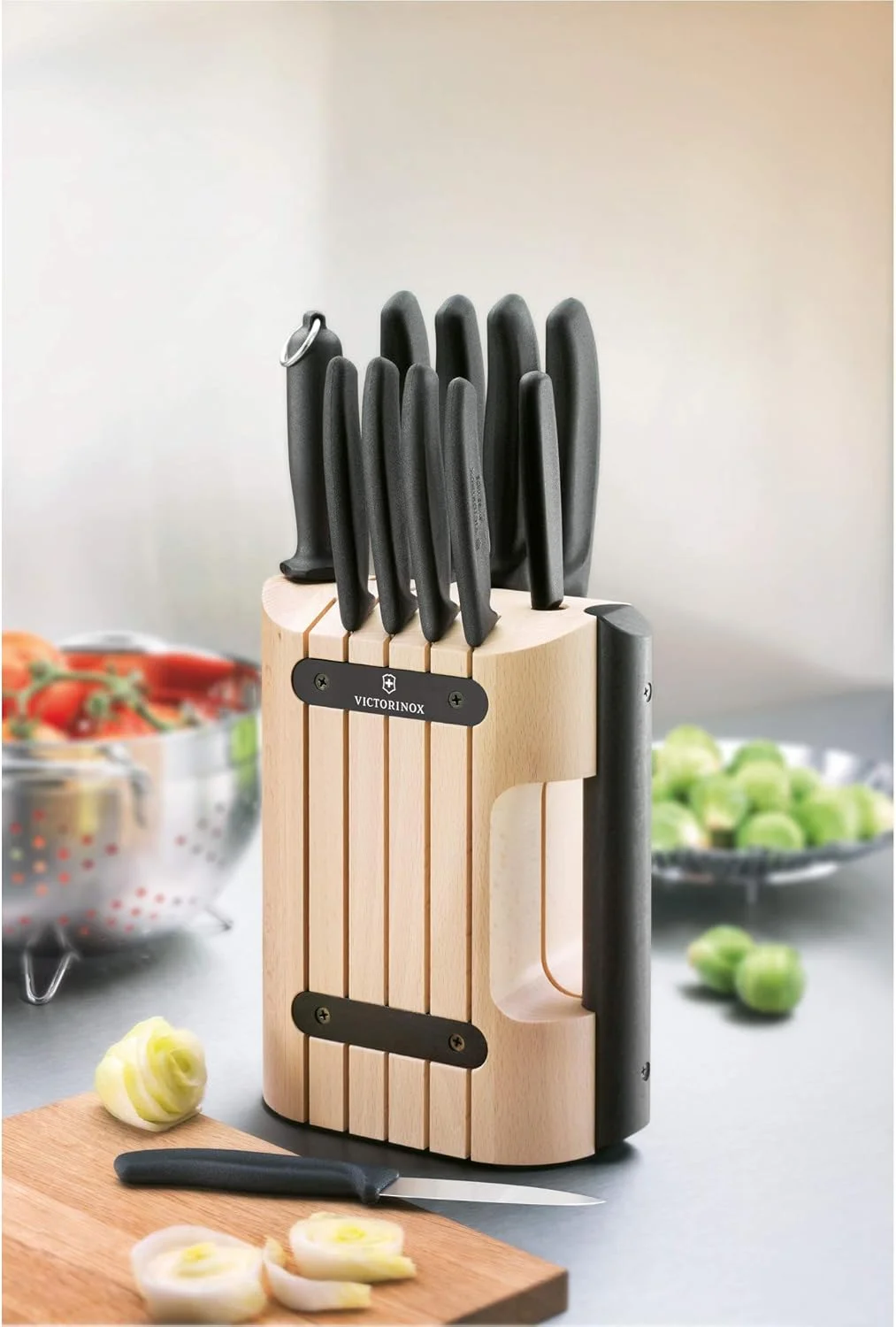 چاقوی پوست کن 4 اینچی ویکتورینوکس سوئیس کلاسیک با تیغه صاف، نوک نیزه ای، مشکی چاقوی پوست کن 4 اینچی ویکتورینوکس سوئیس کلاسیک با تیغه صاف، نوک نیزه ای، مشکی