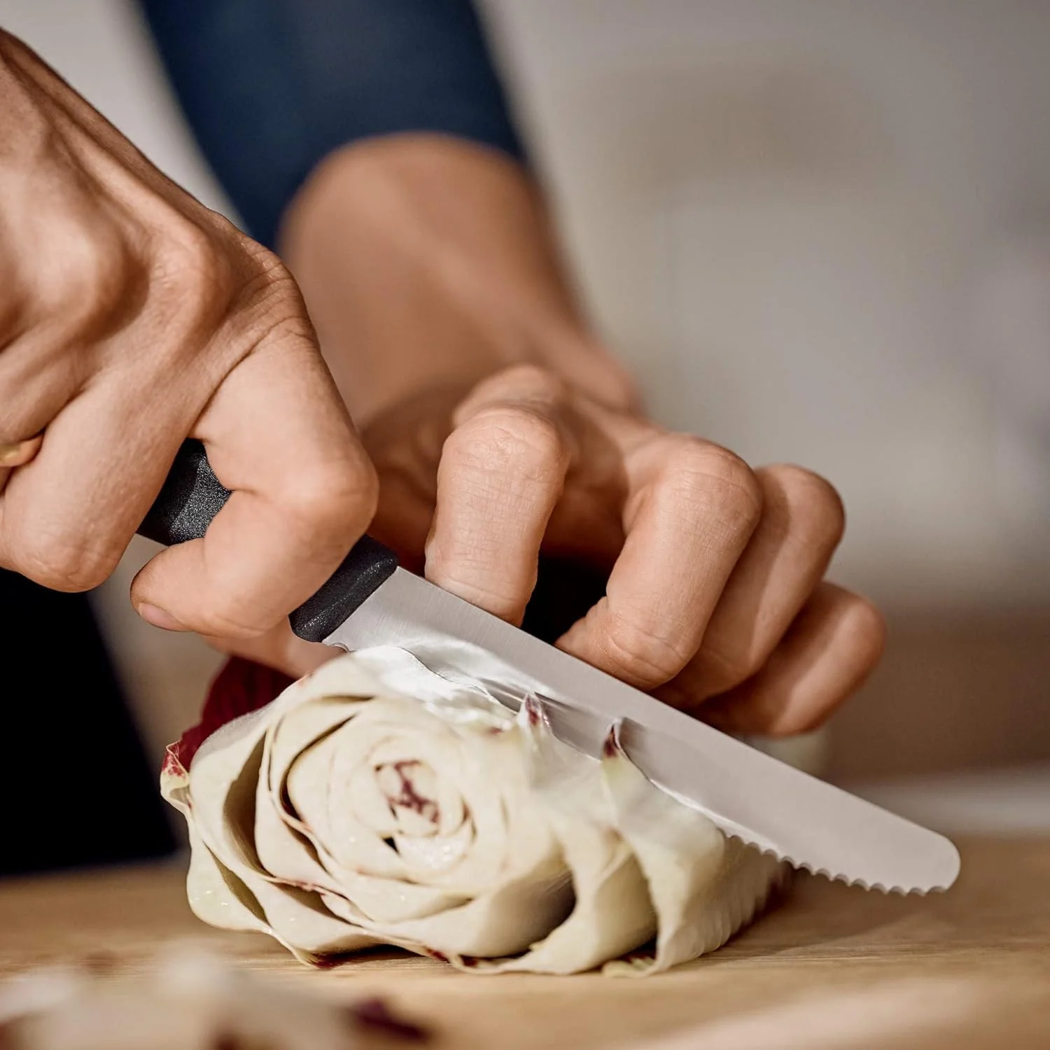 چاقوی گوجه و سوسیس ویکتورینوکس مدل VIC-6.7833.B Swiss Classic Utility - بسته 2 عددی تیغه دندانه دار گرد 4½ اینچی مشکی چاقوی گوجه و سوسیس ویکتورینوکس مدل VIC-6.7833.B Swiss Classic Utility - بسته 2 عددی تیغه دندانه دار گرد 4½ اینچی مشکی