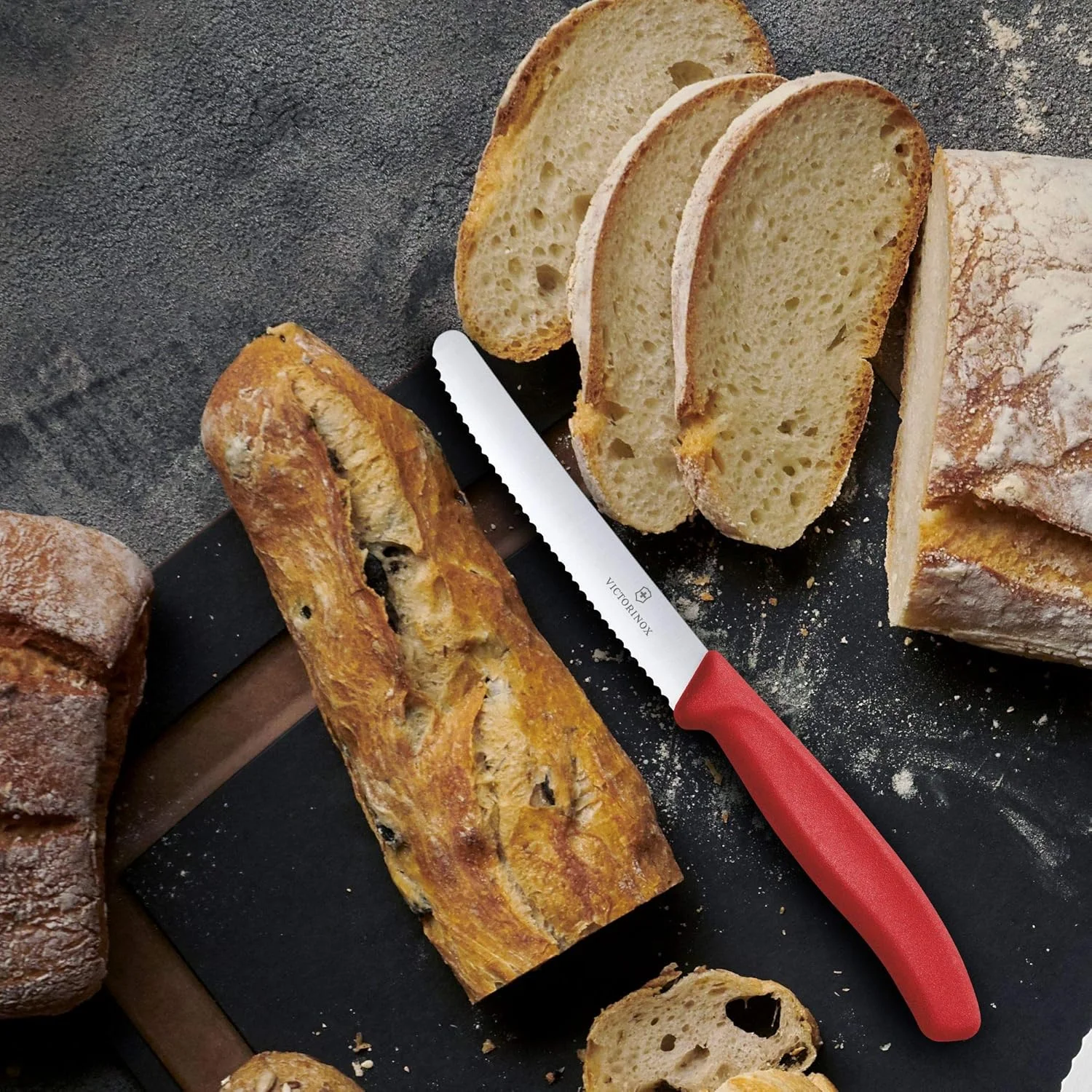 چاقوی گوجه فرنگی و میز ویکتورینوکس سوئیس کلاسیک، ایده آل برای برش میوه ها و سبزیجات با پوست نرم، تیغه دندانه دار قرمز، 4.3 اینچ چاقوی گوجه فرنگی و میز ویکتورینوکس سوئیس کلاسیک، ایده آل برای برش میوه ها و سبزیجات با پوست نرم، تیغه دندانه دار قرمز، 4.3 اینچ