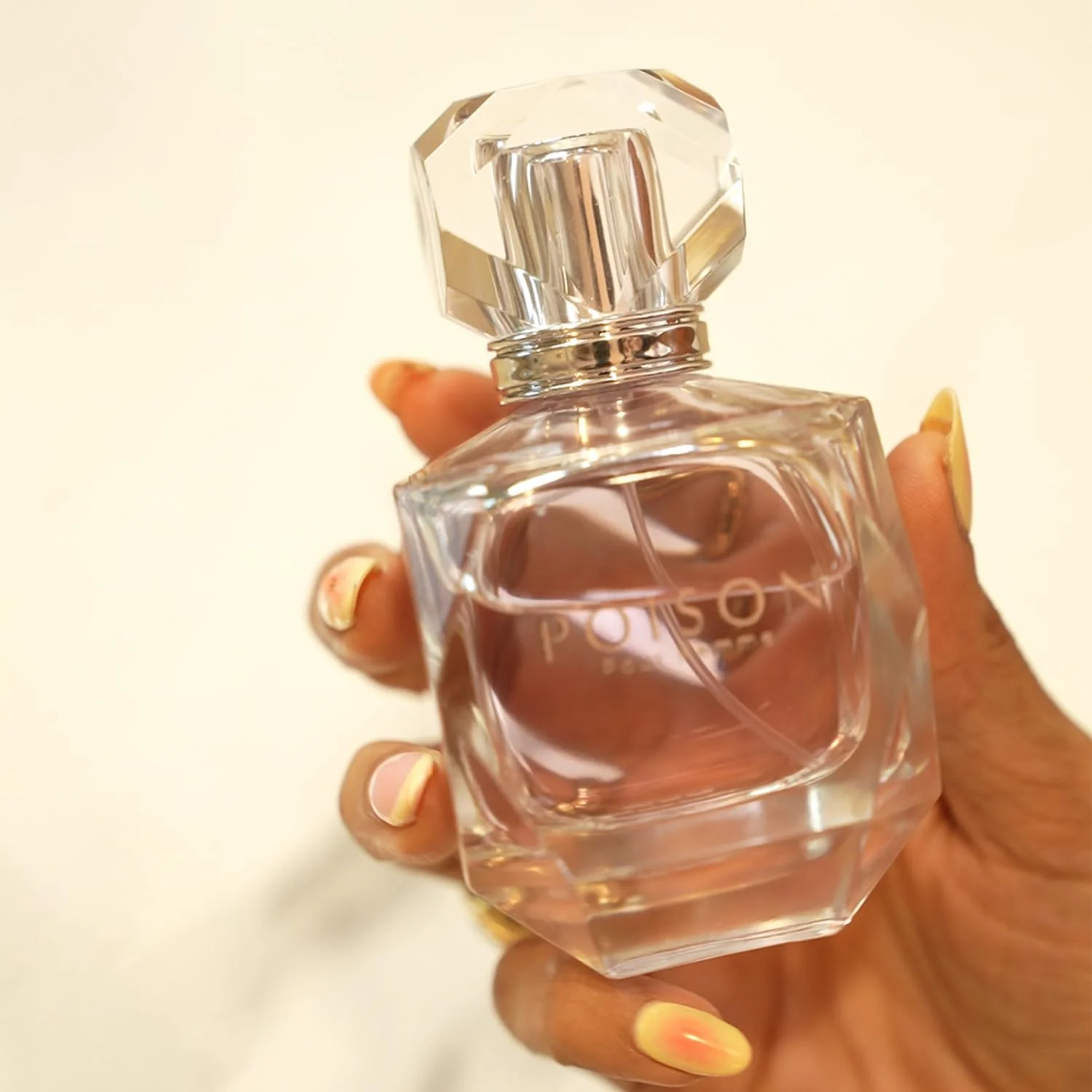 عطر زنانه پویزن از آریس ادو پرفیوم - رایحه ماندگار چوبی، گلی و میوه ای - اسپری عطر مسافرتی 100 میلی لیتری همراه با نمونه 15 میلی لیتری اضافی (رایحه تصادفی)