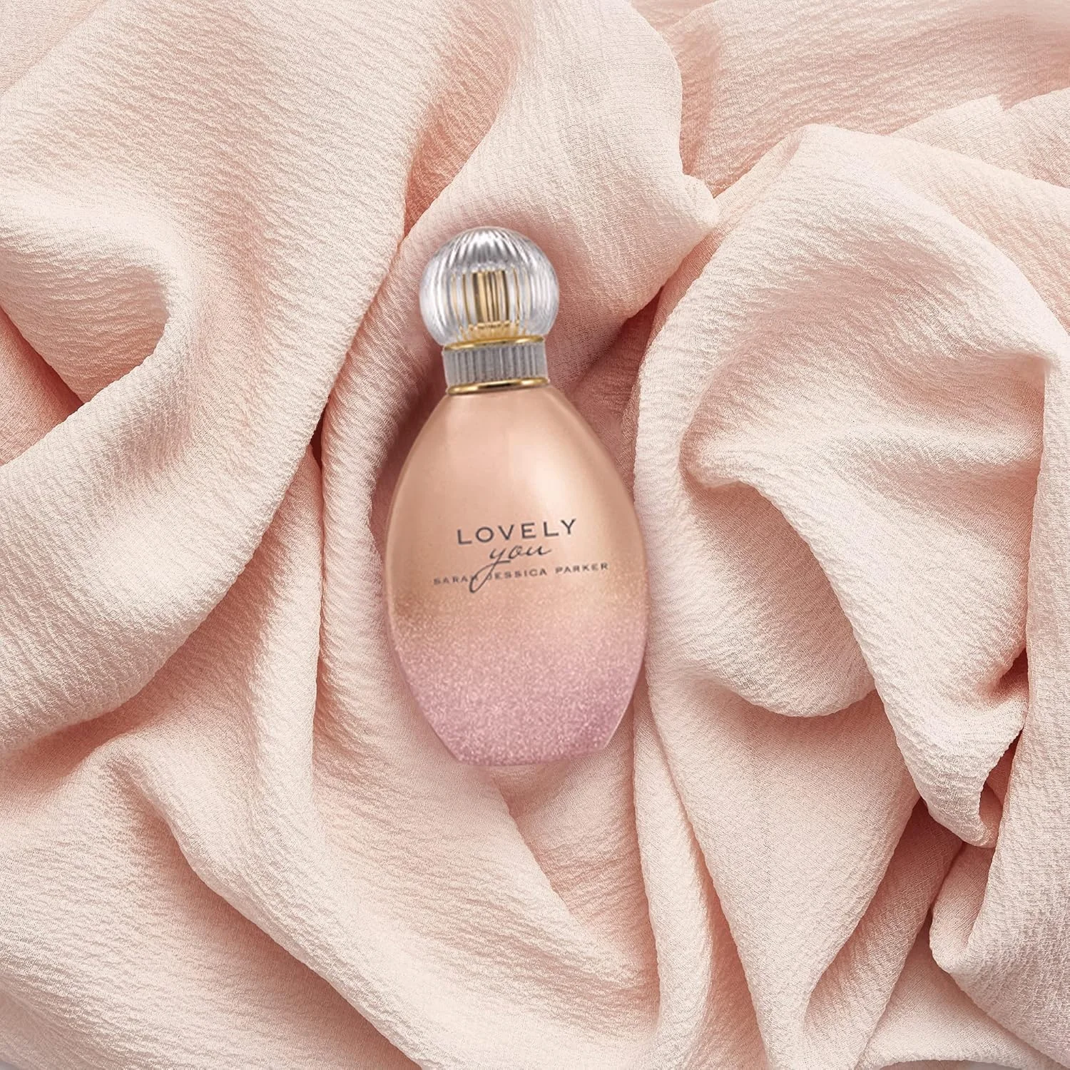 عطر ادکلن زنانه Lovely You By SJP - رایحه ای ملایم، تمیز و احساسی برای شب - طراحی شده برای بانوی مدرن - با رایحه های ظریف گل فریزیا وحشی، گل صد تومانی صورتی و وانیل 100 میلی لیتر