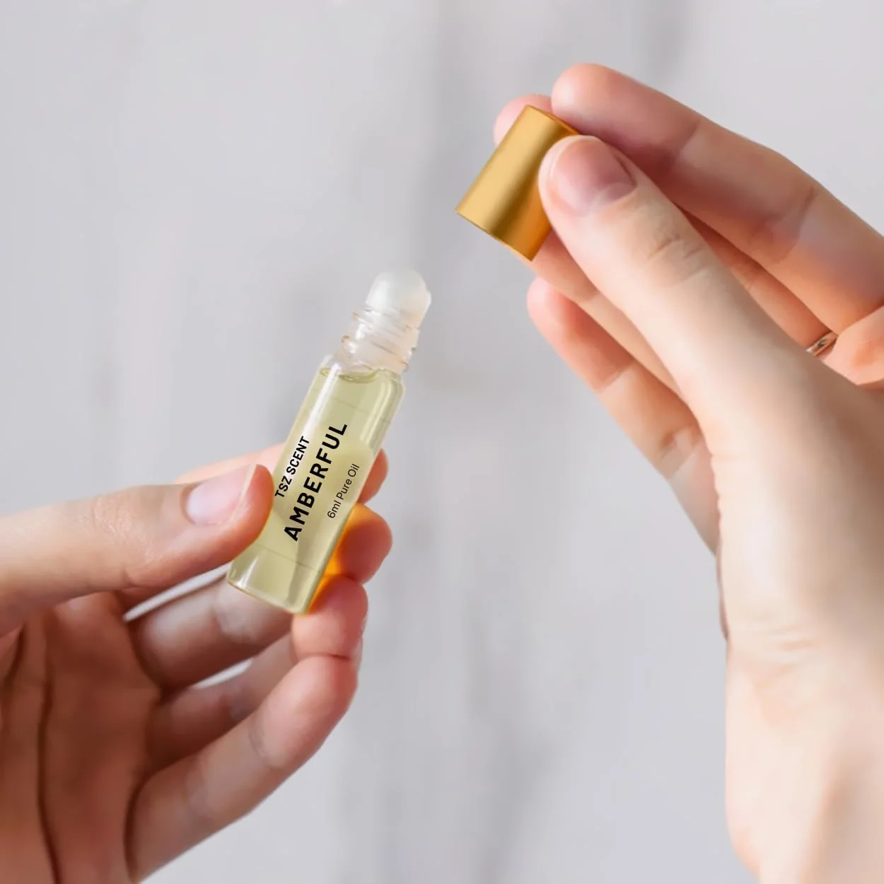 روغن عطر عنبرفول تی اس زد - 6 میلی لیتر رولی - رایحه ای ماندگار و یونیسکس | عطر شرقی چوبی برای مردان و زنان | ایده آل برای استفاده در سفر