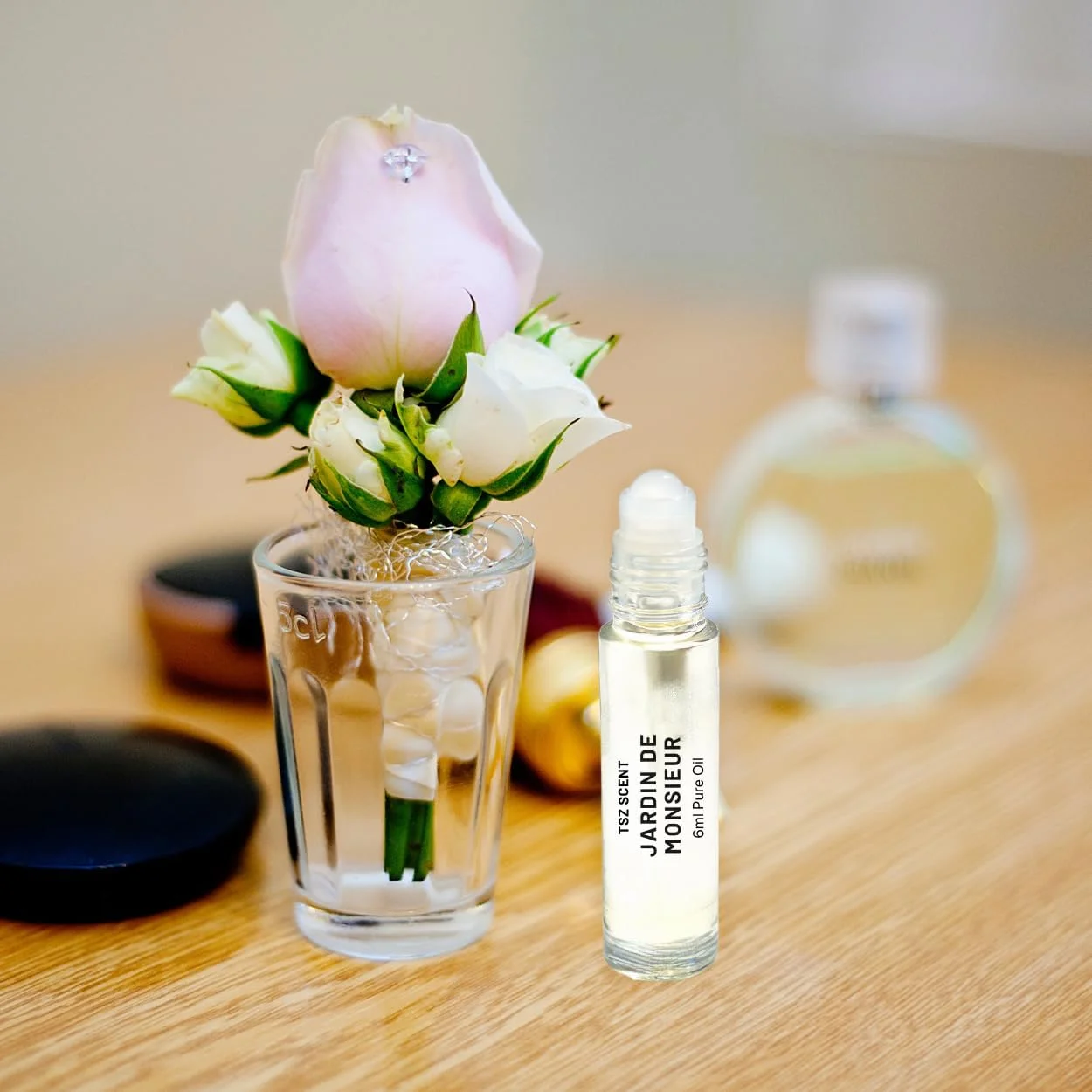 روغن عطر خالص رولی مردانه و زنانه TSZ Scent Jardin De Monsieur 6ml رایحه ای طبیعی، تازه، مرکباتی، گل های سفید، معطر و ماندگار روغن عطر خالص رولی مردانه و زنانه TSZ Scent Jardin De Monsieur 6ml رایحه ای طبیعی، تازه، مرکباتی، گل های سفید، معطر و ماندگار
