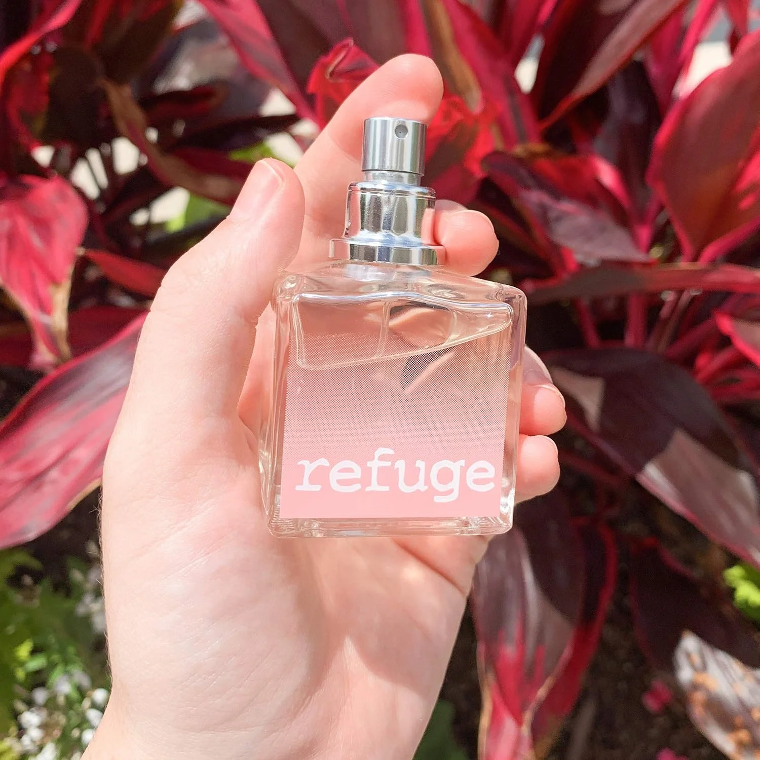 اسپری عطر زنانه ترو فرگرنس بیوتی و شارلوت روسه مدل Refuge - رایحه میوه ای و گلی تازه برای استفاده روزانه، شبانه و مناسبت های خاص - تمشک، هلو، سیب، چوب صندل - 50 میلی لیتر اسپری عطر زنانه ترو فرگرنس بیوتی و شارلوت روسه مدل Refuge - رایحه میوه ای و گلی تازه برای استفاده روزانه، شبانه و مناسبت های خاص - تمشک، هلو، سیب، چوب صندل - 50 میلی لیتر