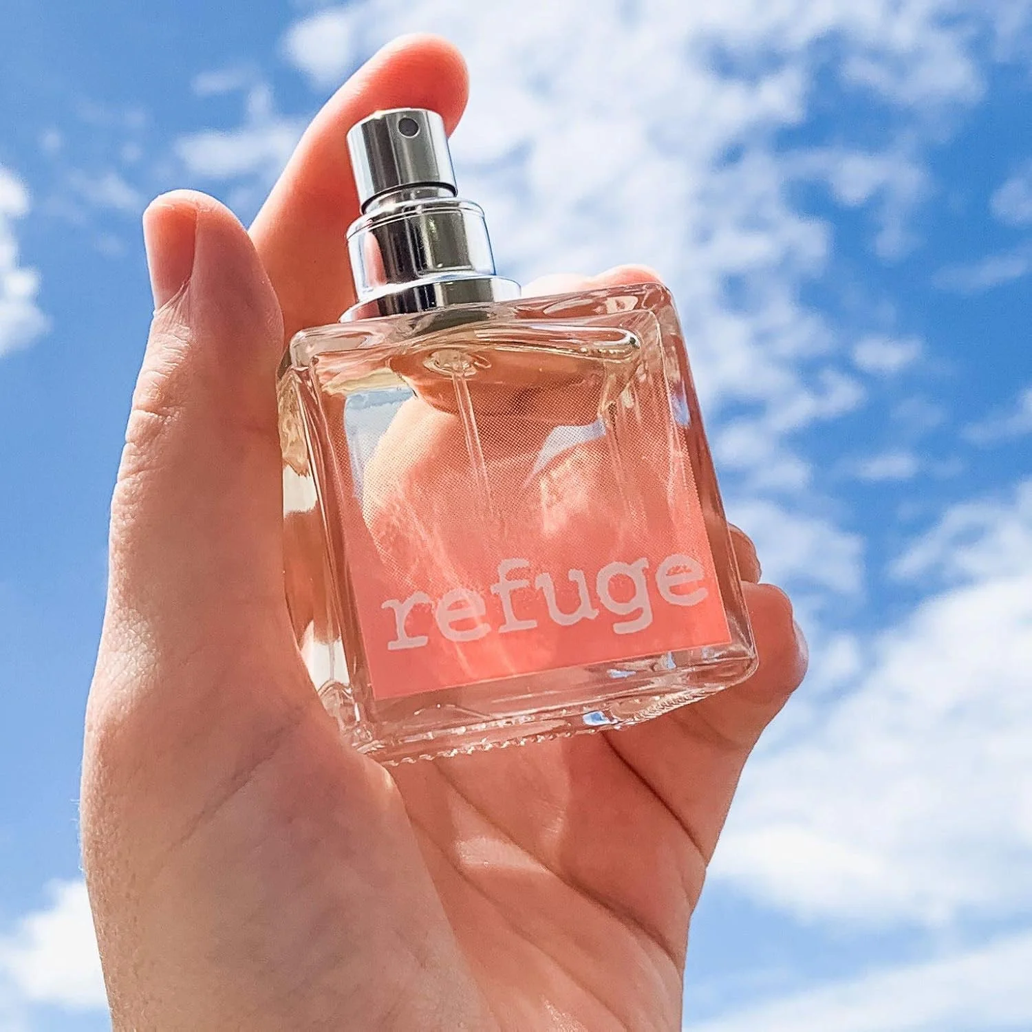 اسپری عطر زنانه ترو فرگرنس بیوتی و شارلوت روسه مدل Refuge - رایحه میوه ای و گلی تازه برای استفاده روزانه، شبانه و مناسبت های خاص - تمشک، هلو، سیب، چوب صندل - 50 میلی لیتر اسپری عطر زنانه ترو فرگرنس بیوتی و شارلوت روسه مدل Refuge - رایحه میوه ای و گلی تازه برای استفاده روزانه، شبانه و مناسبت های خاص - تمشک، هلو، سیب، چوب صندل - 50 میلی لیتر