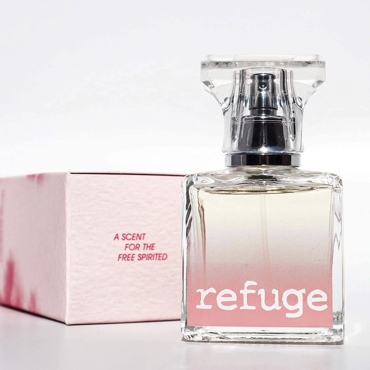 اسپری عطر زنانه ترو فرگرنس بیوتی و شارلوت روسه مدل Refuge - رایحه میوه ای و گلی تازه برای استفاده روزانه، شبانه و مناسبت های خاص - تمشک، هلو، سیب، چوب صندل - 50 میلی لیتر اسپری عطر زنانه ترو فرگرنس بیوتی و شارلوت روسه مدل Refuge - رایحه میوه ای و گلی تازه برای استفاده روزانه، شبانه و مناسبت های خاص - تمشک، هلو، سیب، چوب صندل - 50 میلی لیتر