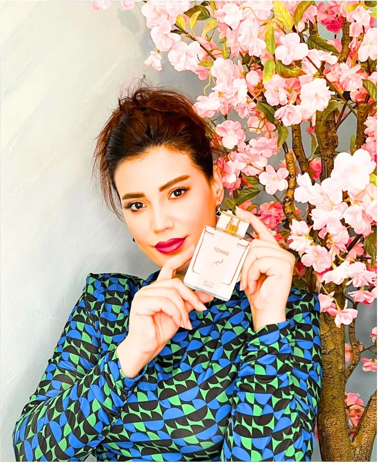 ادکلن زنانه رایان Femme - ادو پرفیوم عربی ماندگار، 100 میلی لیتر (3.34 fl oz)، باغ گل با شهد شیرین، تمشک، ترنج، رز می، یاس، عنبر - هدیه ای ایده آل برای رمضان و عید