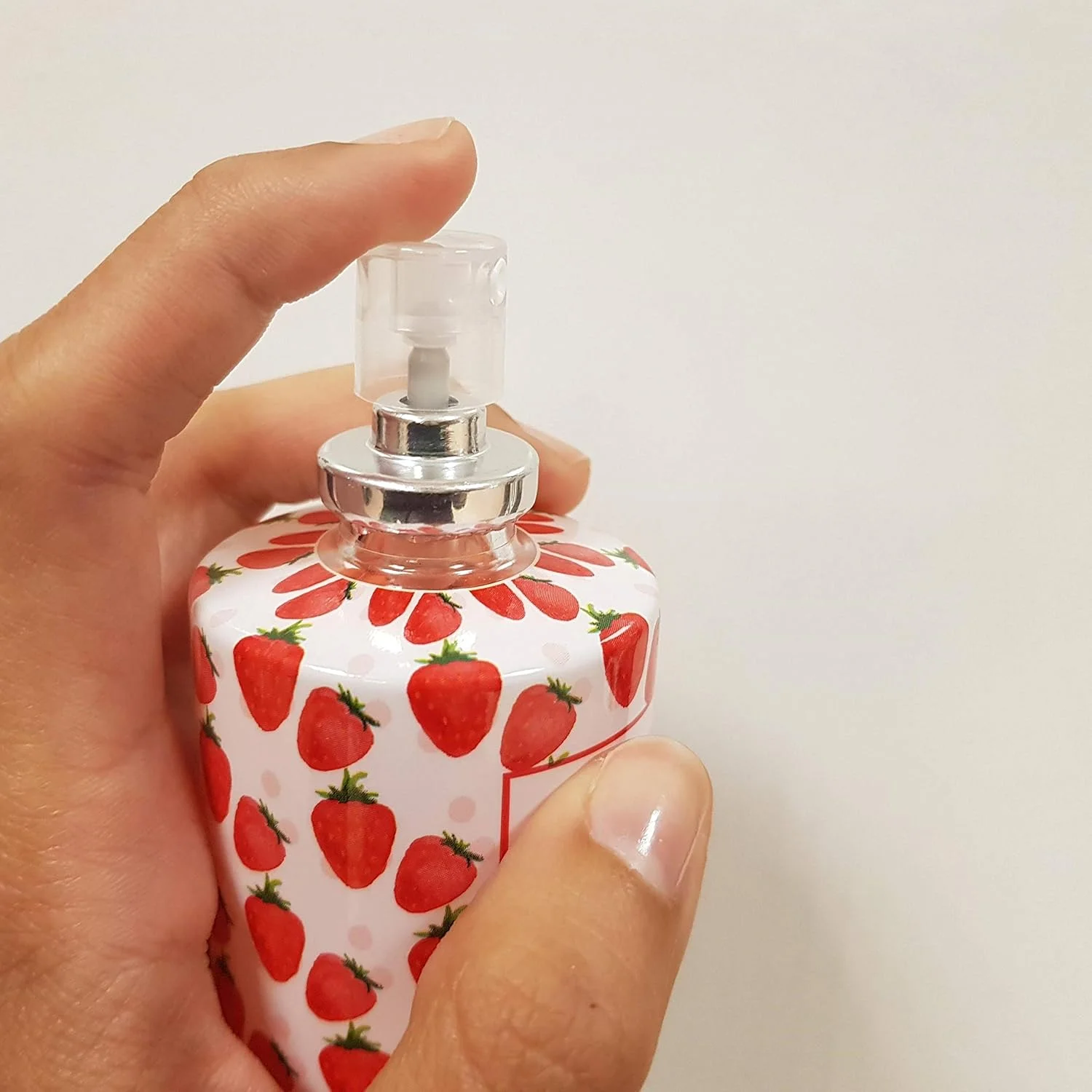 عطر زنانه پارفومز سفیر مدل Fruits Attraction Strawberry ادو تویلت اسپری 100 میلی لیتر عطر زنانه پارفومز سفیر مدل Fruits Attraction Strawberry ادو تویلت اسپری 100 میلی لیتر
