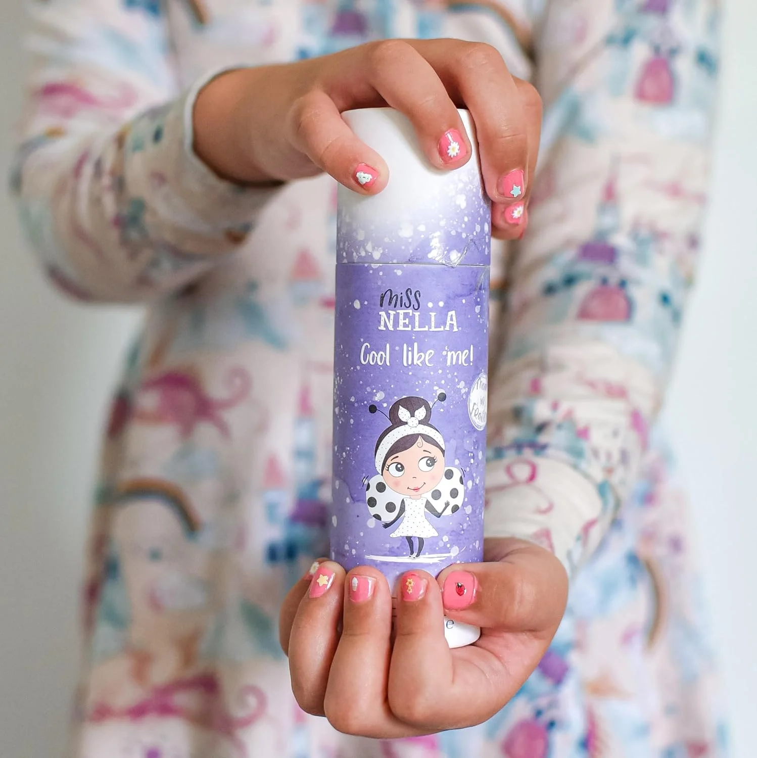 عطر رولی کودکانه میس نلا مدل Cool Like Me با رایحه ای تازه، ایمن و طبیعی، روغن عطر پسرانه و دخترانه با اپلیکاتور رولی، 10 میلی لیتر عطر رولی کودکانه میس نلا مدل Cool Like Me با رایحه ای تازه، ایمن و طبیعی، روغن عطر پسرانه و دخترانه با اپلیکاتور رولی، 10 میلی لیتر