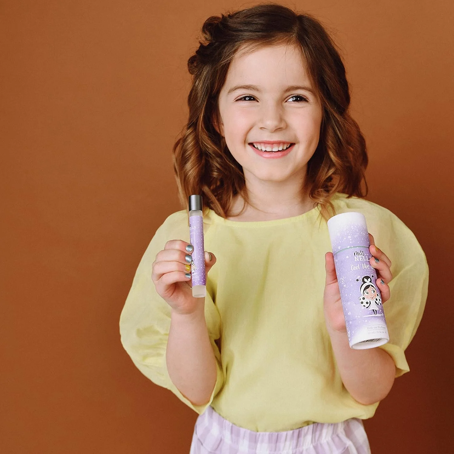 عطر رولی کودکانه میس نلا مدل Cool Like Me با رایحه ای تازه، ایمن و طبیعی، روغن عطر پسرانه و دخترانه با اپلیکاتور رولی، 10 میلی لیتر عطر رولی کودکانه میس نلا مدل Cool Like Me با رایحه ای تازه، ایمن و طبیعی، روغن عطر پسرانه و دخترانه با اپلیکاتور رولی، 10 میلی لیتر