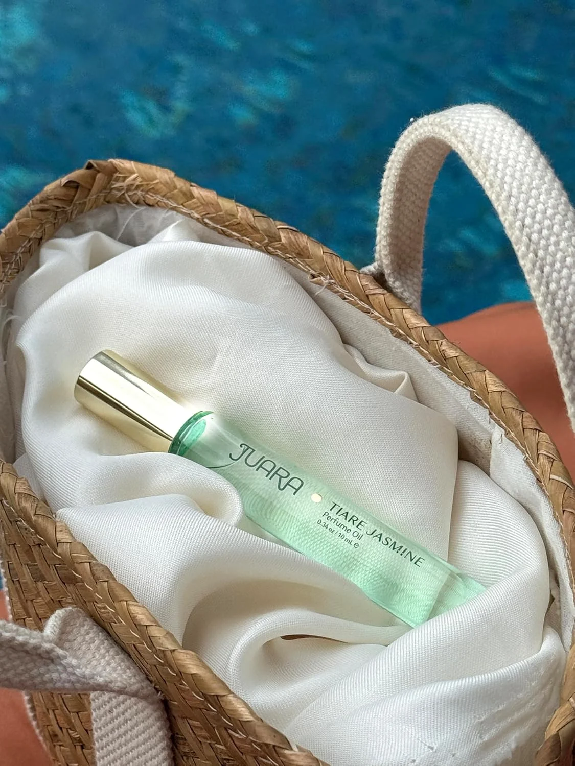 روغن عطر یاسمن تیاره جوارا | رولی | رایحه گلی برای زنان | مواد طبیعی | ماندگاری طولانی لوکس | بدون الکل | بدون پارابن و سولفات | 10 میلی لیتر روغن عطر یاسمن تیاره جوارا | رولی | رایحه گلی برای زنان | مواد طبیعی | ماندگاری طولانی لوکس | بدون الکل | بدون پارابن و سولفات | 10 میلی لیتر