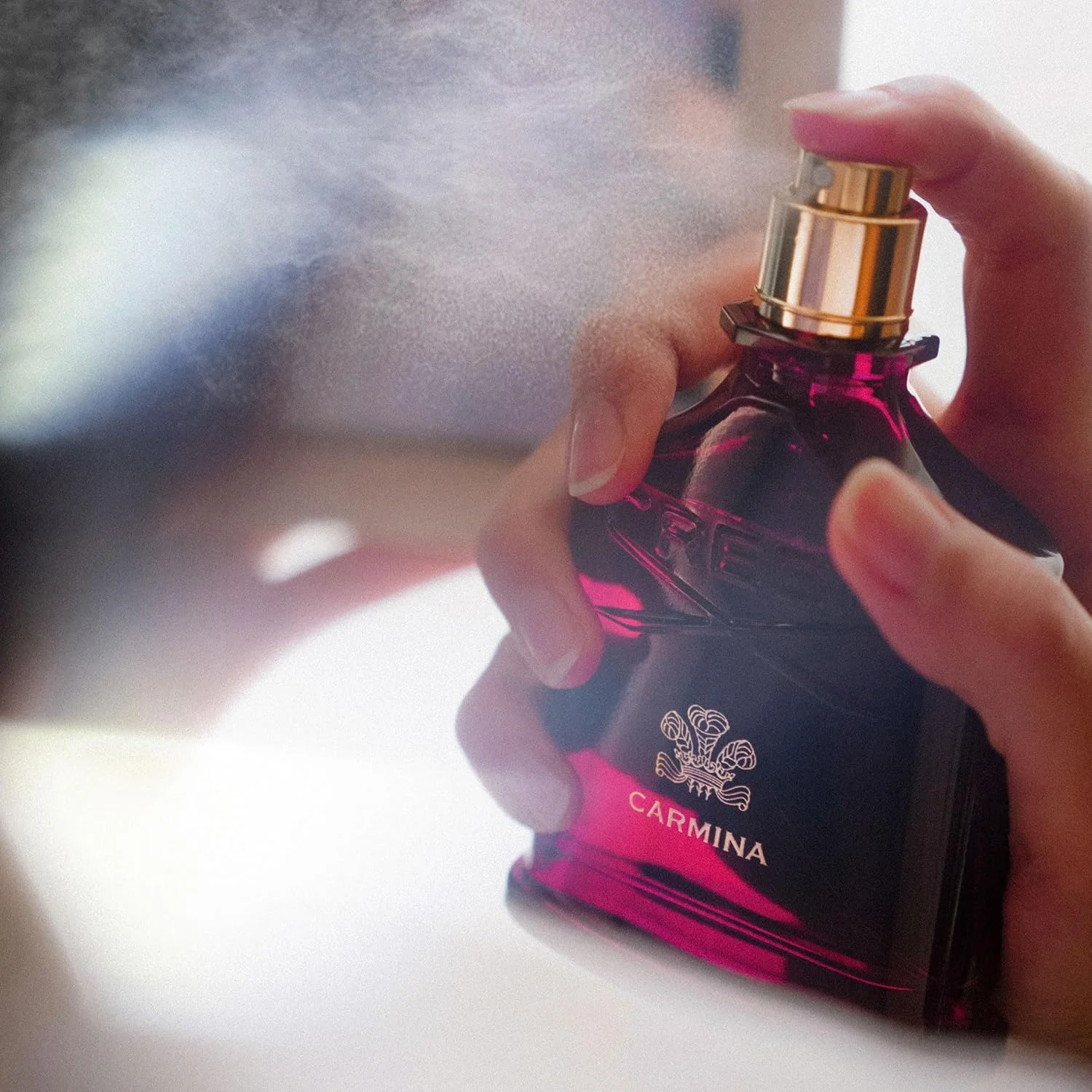 عطر زنانه لوکس کرید کارمینا، رایحه گلی و چوبی، 75 میلی لیتر عطر زنانه لوکس کرید کارمینا، رایحه گلی و چوبی، 75 میلی لیتر