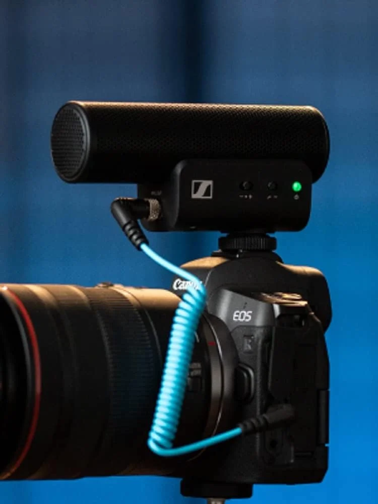 میکروفون شات گان جهت دار Sennheiser MKE 400 با اتصالات 3.5 میلی متری TRS و TRRS برای دوربین های DSLR، بدون آینه و موبایل، 508898 میکروفون شات گان جهت دار Sennheiser MKE 400 با اتصالات 3.5 میلی متری TRS و TRRS برای دوربین های DSLR، بدون آینه و موبایل، 508898