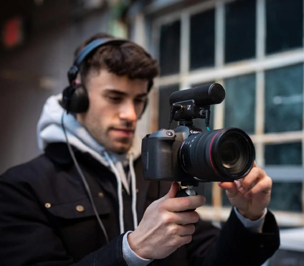 میکروفون شات گان جهت دار Sennheiser MKE 400 با اتصالات 3.5 میلی متری TRS و TRRS برای دوربین های DSLR، بدون آینه و موبایل، 508898 میکروفون شات گان جهت دار Sennheiser MKE 400 با اتصالات 3.5 میلی متری TRS و TRRS برای دوربین های DSLR، بدون آینه و موبایل، 508898
