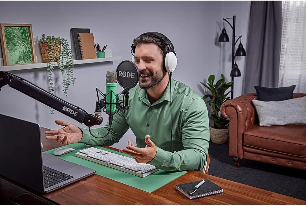 میکروفون کاندنسر دیافراگم بزرگ RØDE NT1 Signature Series به همراه لرزهگیر، پاپ فیلتر و کابل XLR برای تولید موسیقی، ضبط وکال، استریمینگ و پادکست (سبز) (بازسازی شده) میکروفون کاندنسر دیافراگم بزرگ RØDE NT1 Signature Series به همراه لرزهگیر، پاپ فیلتر و کابل XLR برای تولید موسیقی، ضبط وکال، استریمینگ و پادکست (سبز) (بازسازی شده)