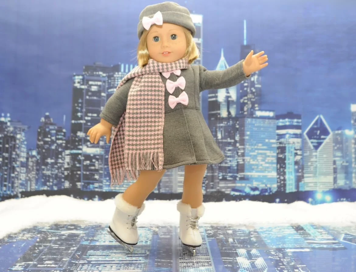 لباس عروسک 18 اینچی امیلی رز | ست کت خاکستری و صورتی دوست داشتنی، شامل کلاه و چکمه های هماهنگ فوق العاده و شال دندان سگی عالی | مناسب برای عروسک های امریکن گرل