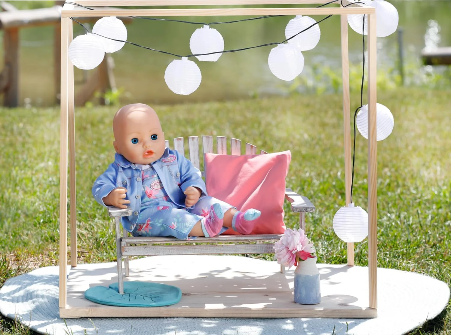 ست جین دلاکس فعال Baby Annabell 43 سانتی متری - طرح گلدار - مناسب برای دستان کوچک، بازی خلاقانه باعث افزایش همدلی و مهارت های اجتماعی می شود، برای کودکان 3 سال به بالا - شامل پیشبند، ژاکت و موارد دیگر