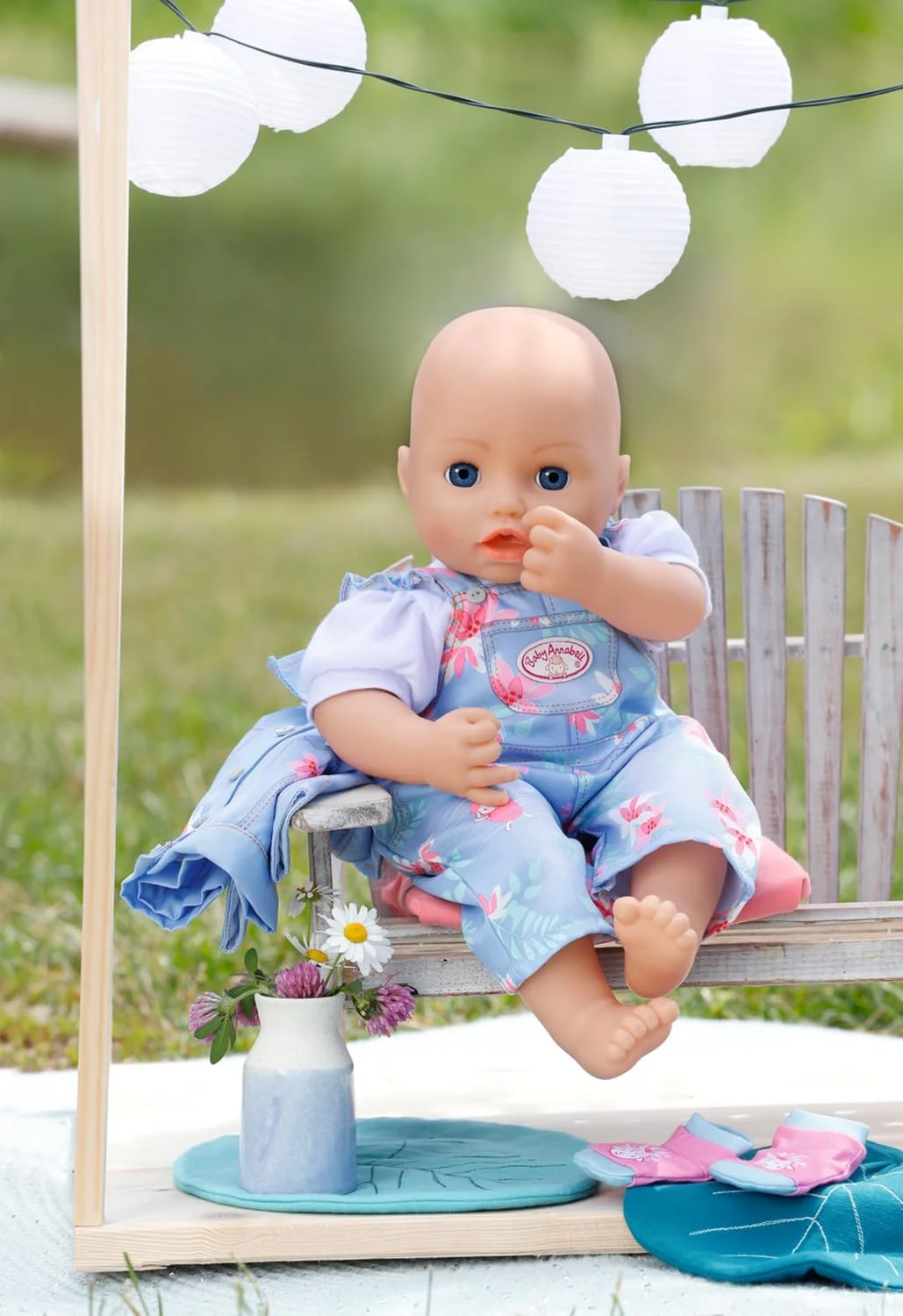 ست جین دلاکس فعال Baby Annabell 43 سانتی متری - طرح گلدار - مناسب برای دستان کوچک، بازی خلاقانه باعث افزایش همدلی و مهارت های اجتماعی می شود، برای کودکان 3 سال به بالا - شامل پیشبند، ژاکت و موارد دیگر