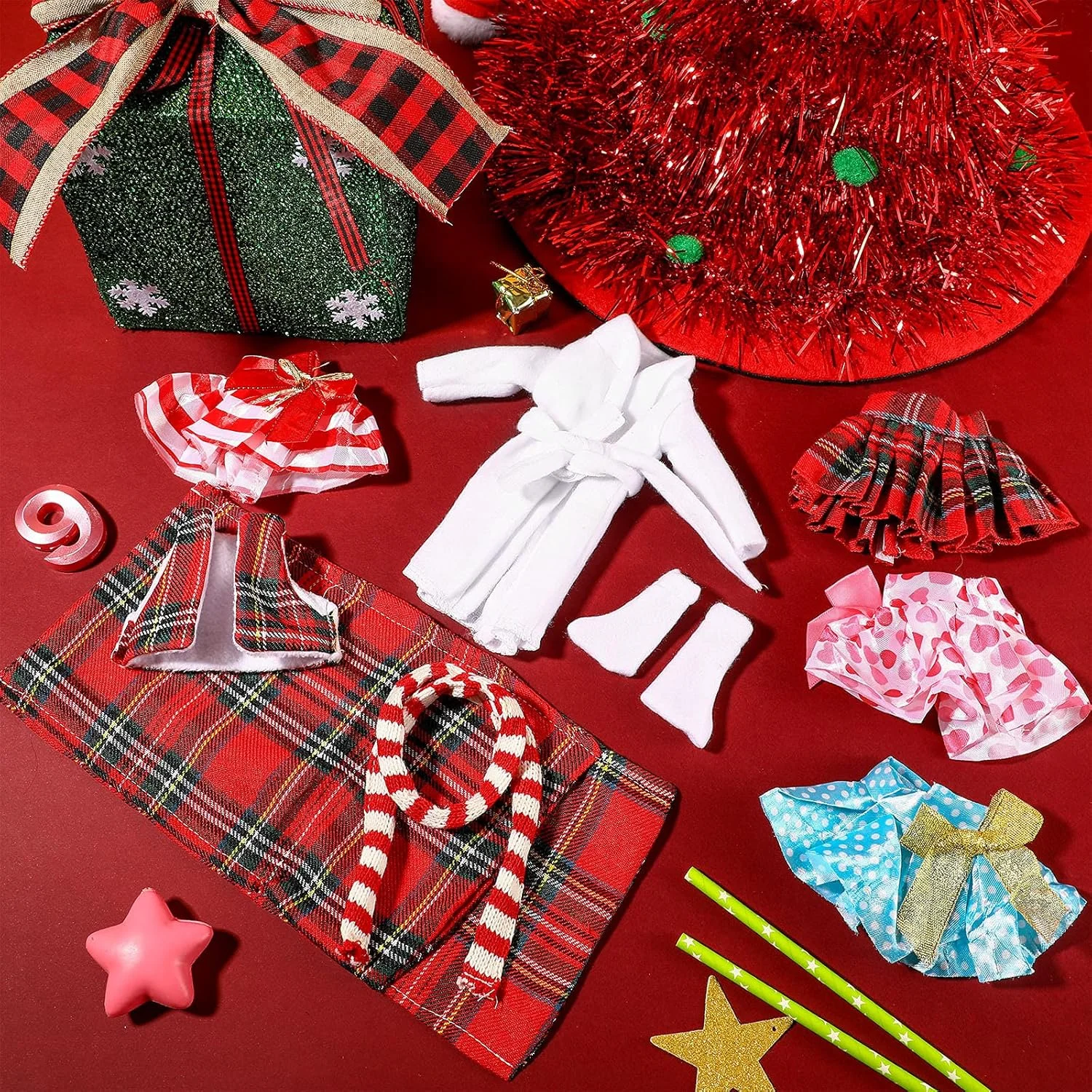 ست 10 تکه لباس بابانوئل برای عروسک های الف کریسمس، شامل جلیقه پشمی، دامن، لباس خواب، کیسه خواب، شال گردن، عینک و جوراب ست 10 تکه لباس بابانوئل برای عروسک های الف کریسمس، شامل جلیقه پشمی، دامن، لباس خواب، کیسه خواب، شال گردن، عینک و جوراب