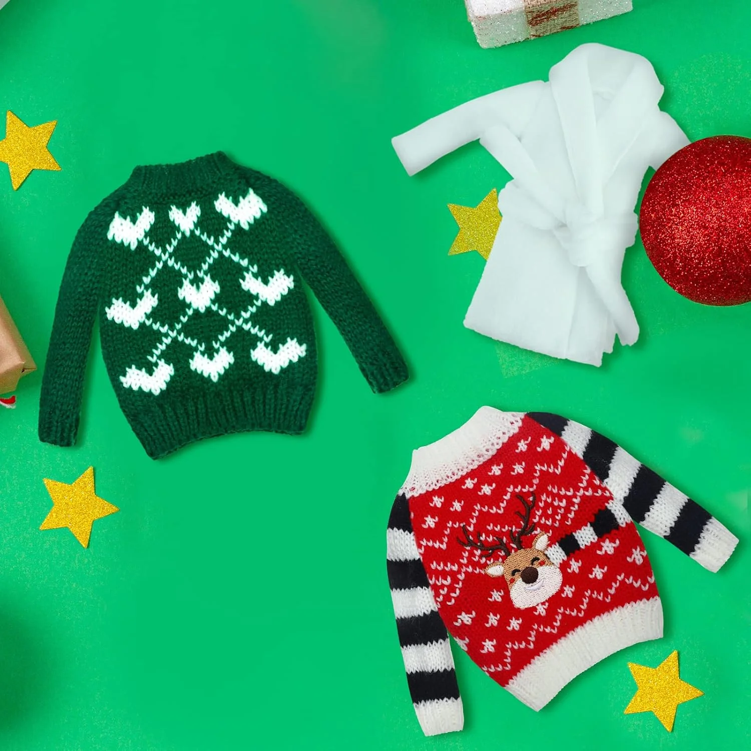 ست 5 تکه لوازم جانبی عروسک الف کریسمس زومیبو شامل 3 عدد ژاکت بافتنی دستی بابانوئل، 1 عدد کیسه خواب چهارخانه قرمز و 1 عدد روپوش حمام لباس خواب سفید برای تزئینات کریسمس عروسک الف (سبک شیک)