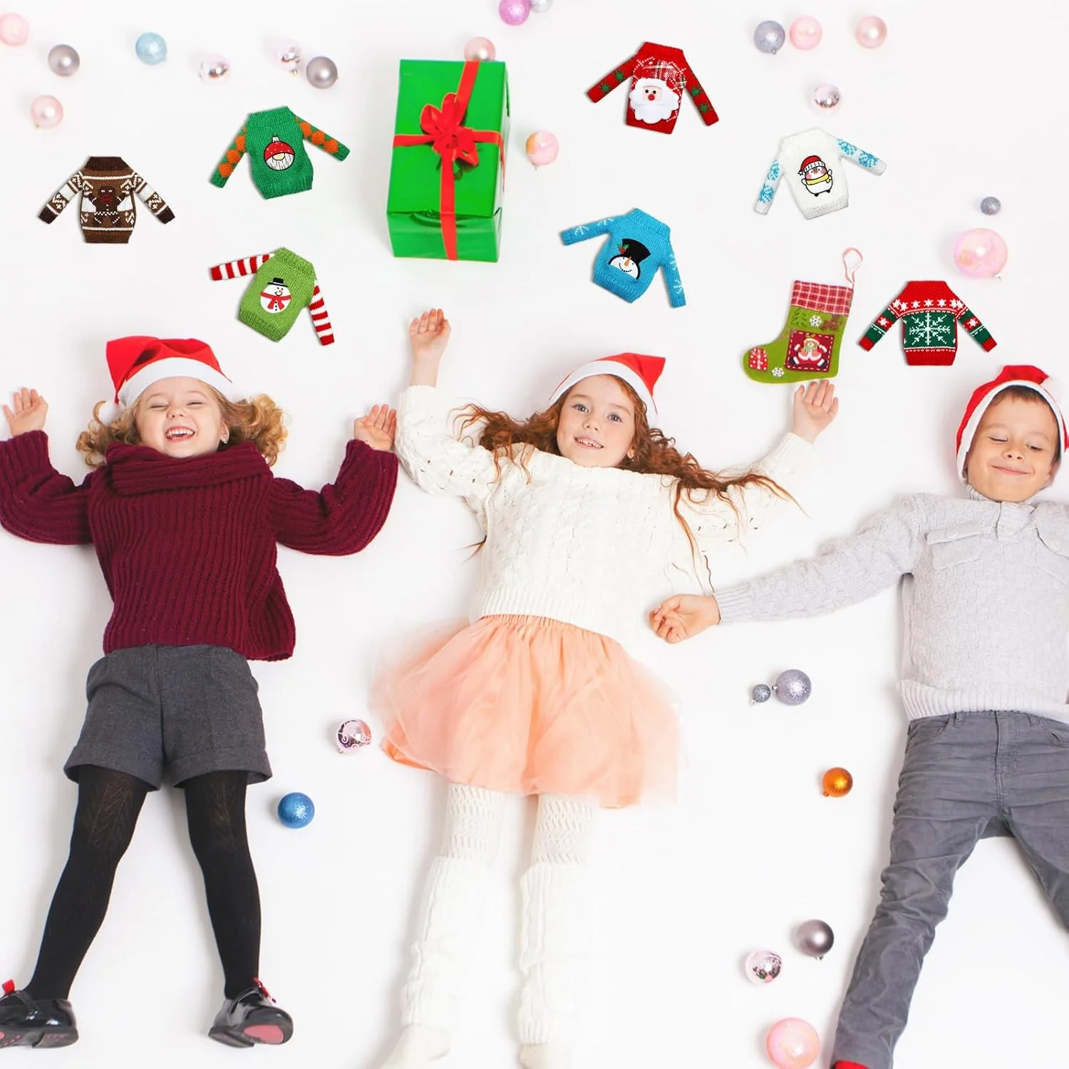 ست 12 عددی لوازم جانبی کریسمس الف، لباس بافتنی عروسکی، ست لباس بافتنی عروسک الف، لباس بافتنی طرح گوزن شمالی و دانه برف، ست لوازم جانبی کریسمس برای دکوراسیون عروسک الف (سبک روشن)