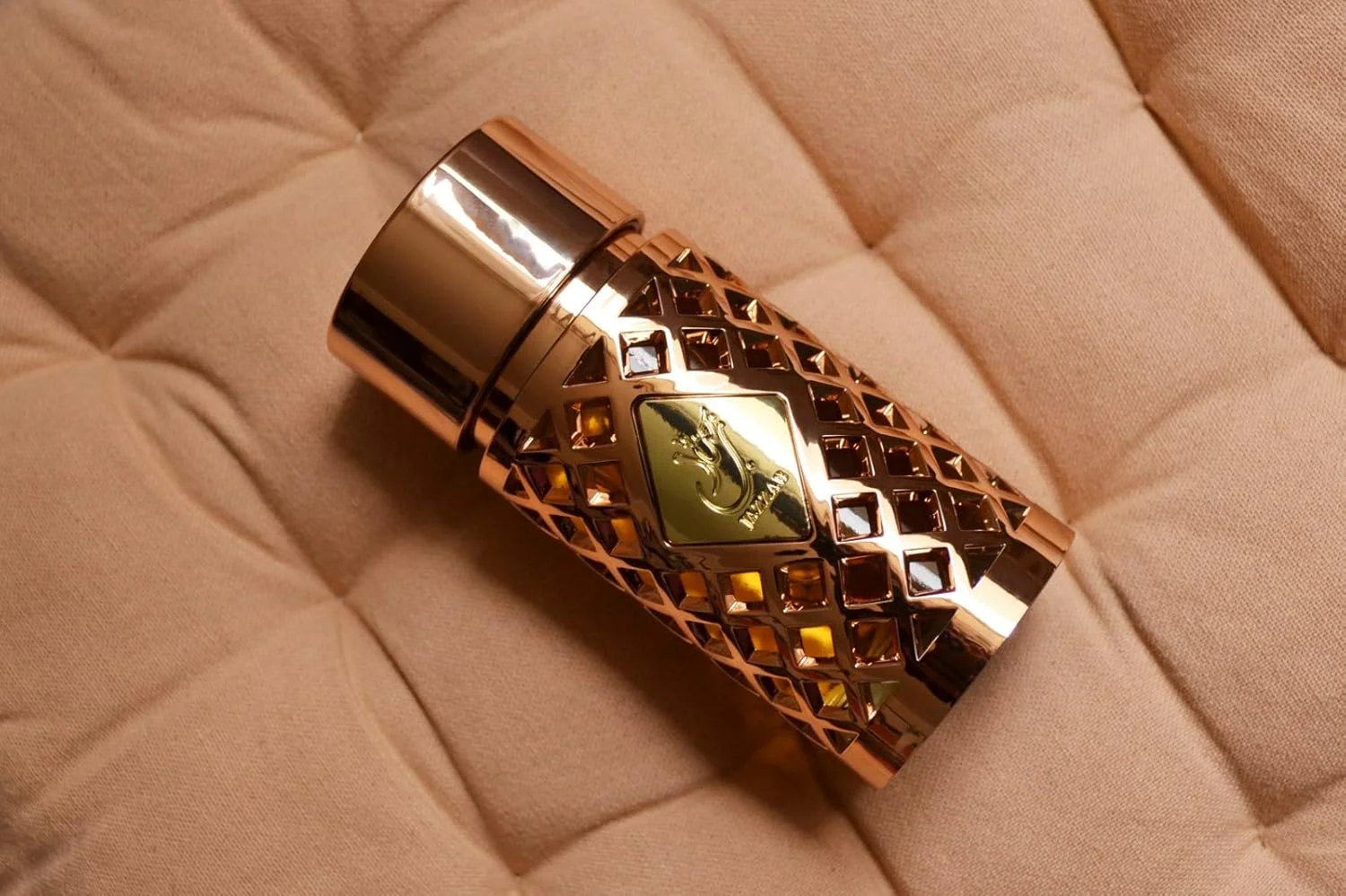 عطر زنانه بیزینس اسکوئر BS مدل JAZZAB GOLD حجم 100 میلی لیتر ادو پرفیوم عربی عود شرقی عطر حلال مشک رایحه ها: سدر، مرکبات، رز، گل ها، فلفل صورتی، گریپ فروت، عود، کهربا، چوبی عطر زنانه بیزینس اسکوئر BS مدل JAZZAB GOLD حجم 100 میلی لیتر ادو پرفیوم عربی عود شرقی عطر حلال مشک رایحه ها: سدر، مرکبات، رز، گل ها، فلفل صورتی، گریپ فروت، عود، کهربا، چوبی