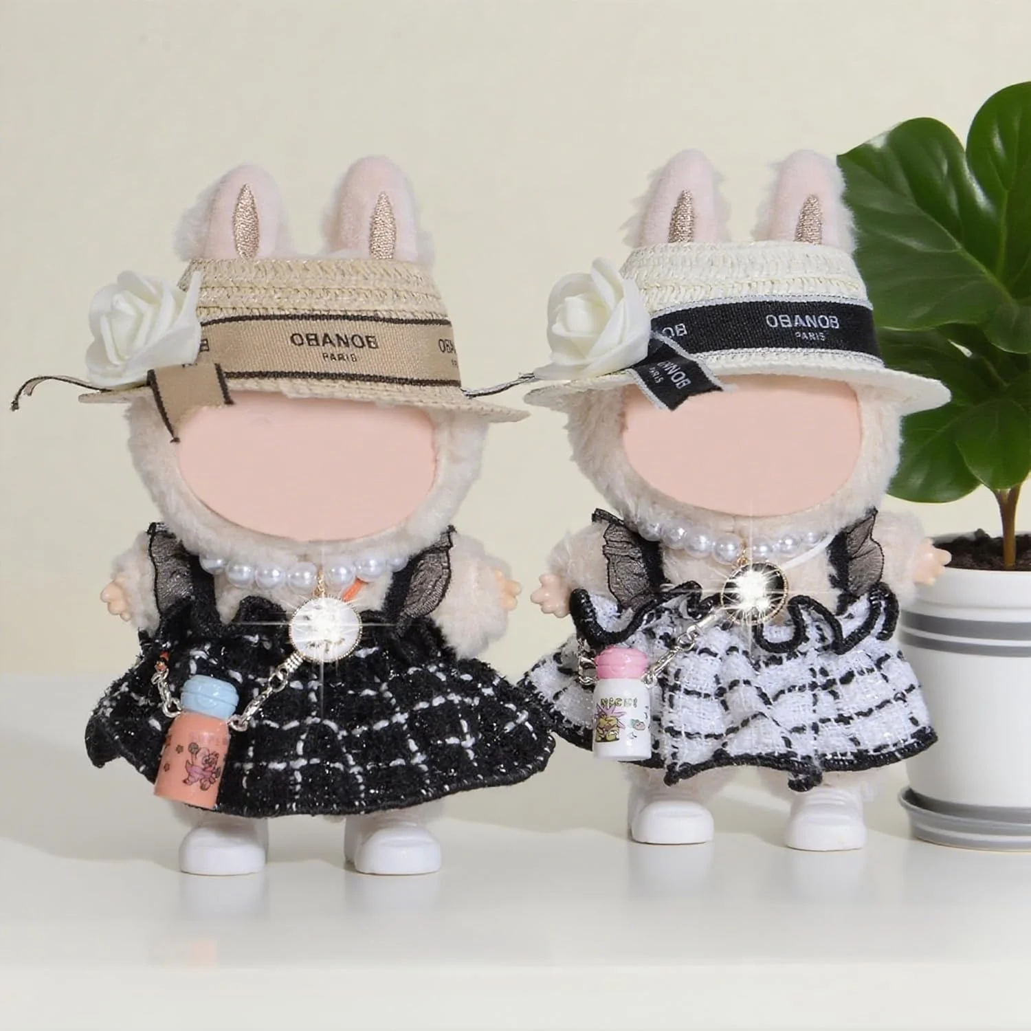 مجموعه 2 عددی لباس و لوازم جانبی شیک برای عروسک های 17 سانتی متری شامل: 2 کلاه، 2 لباس، 2 جفت کفش، 2 کیف و 2 گردنبند (عروسک شامل نمی شود) (012) مجموعه 2 عددی لباس و لوازم جانبی شیک برای عروسک های 17 سانتی متری شامل: 2 کلاه، 2 لباس، 2 جفت کفش، 2 کیف و 2 گردنبند (عروسک شامل نمی شود) (012)