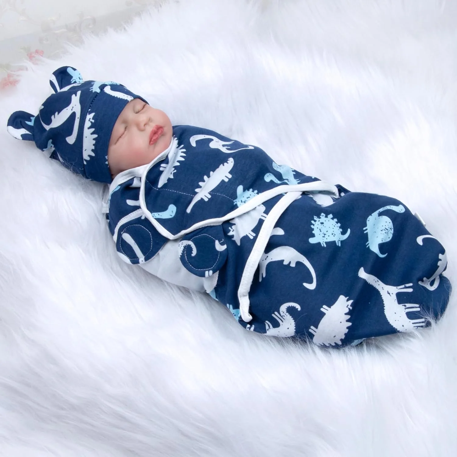 ست 2 تکه لباس، پتوی قنداق و کلاه عروسک نوزاد ریبورن با طرح دایناسور آبی مناسب عروسک پسر نوزاد 17-22 اینچی