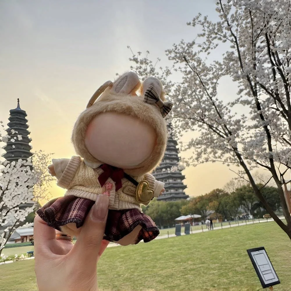 ست لباس عروسک 5 تکه 17 سانتی متری، شامل پاپیون سر، پیراهن، جلیقه بافتنی، کیف کوچک دوشی و دامن چهارخانه قرمز، لباس و لوازم جانبی عالی عروسک (عروسک شامل نمی شود) ست لباس عروسک 5 تکه 17 سانتی متری، شامل پاپیون سر، پیراهن، جلیقه بافتنی، کیف کوچک دوشی و دامن چهارخانه قرمز، لباس و لوازم جانبی عالی عروسک (عروسک شامل نمی شود)