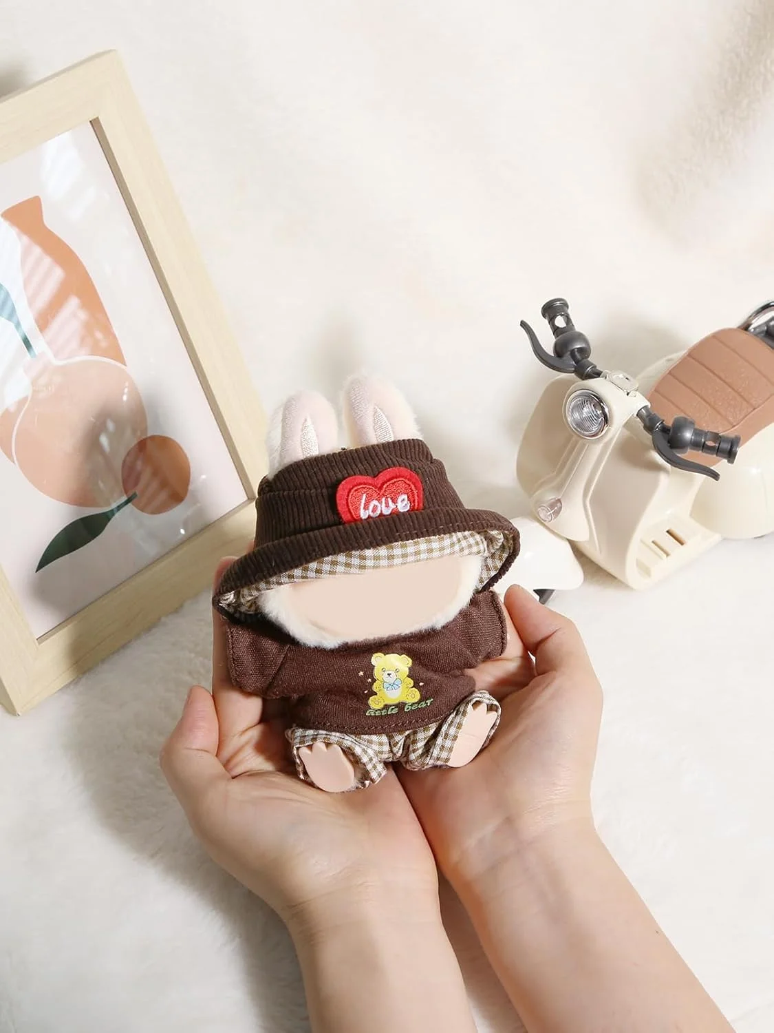 ست لباس 3 تکه برای عروسک های لابوبو 17 سانتی متری، شامل کلاه و سرهمی، لوازم جانبی زیبا برای عروسک خرس قهوه طراح، مناسب برای نمایش و ایفای نقش (عروسک شامل نمی شود)