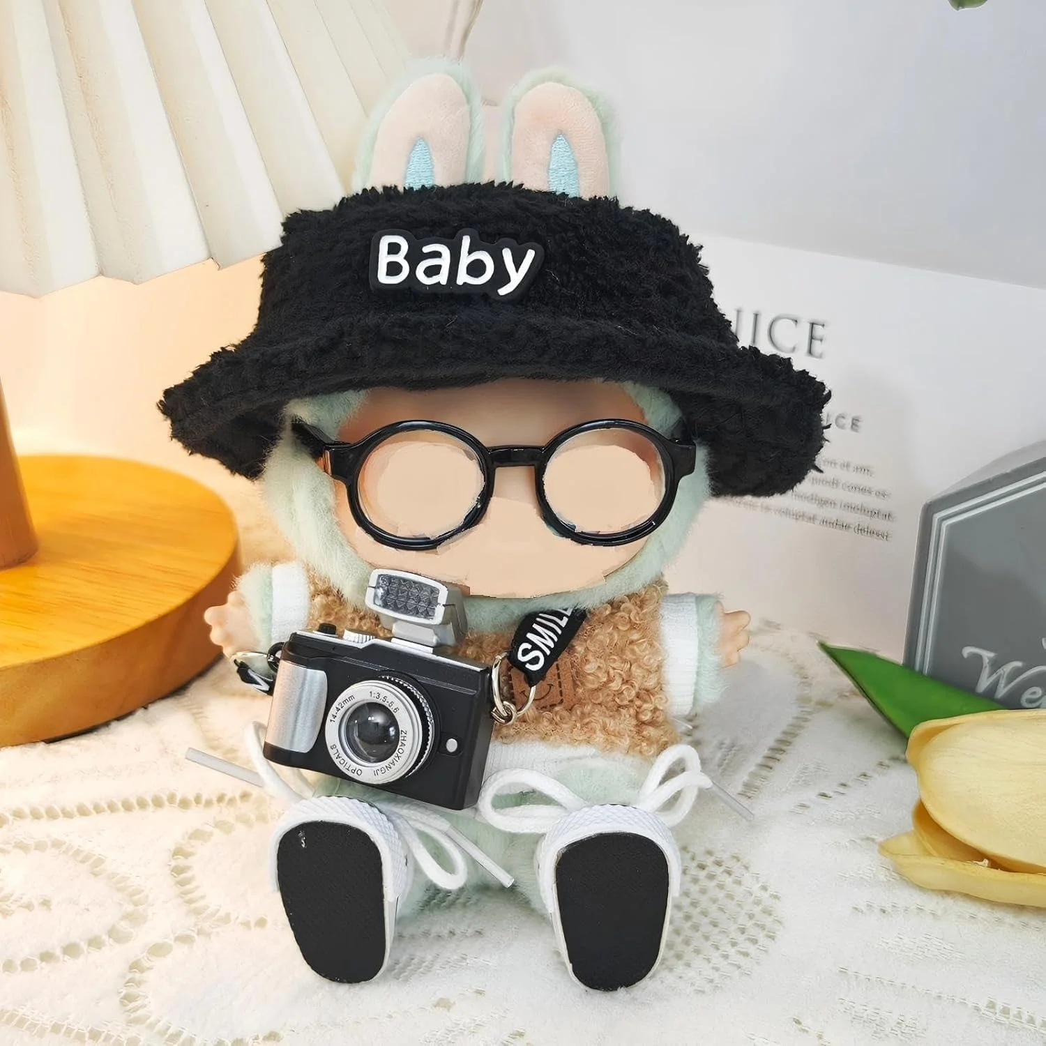 ست لباس عکاسی جذاب برای عروسک های لابوبو نسل 1/2/3، تاپ پشمی صورتک خندان قهوه ای، کلاه پشمی مشکی، دوربین مینیاتوری، عینک، کفش های کتانی، ایده آل برای طرفداران و کلکسیونرها (عروسک شامل نمی شود)