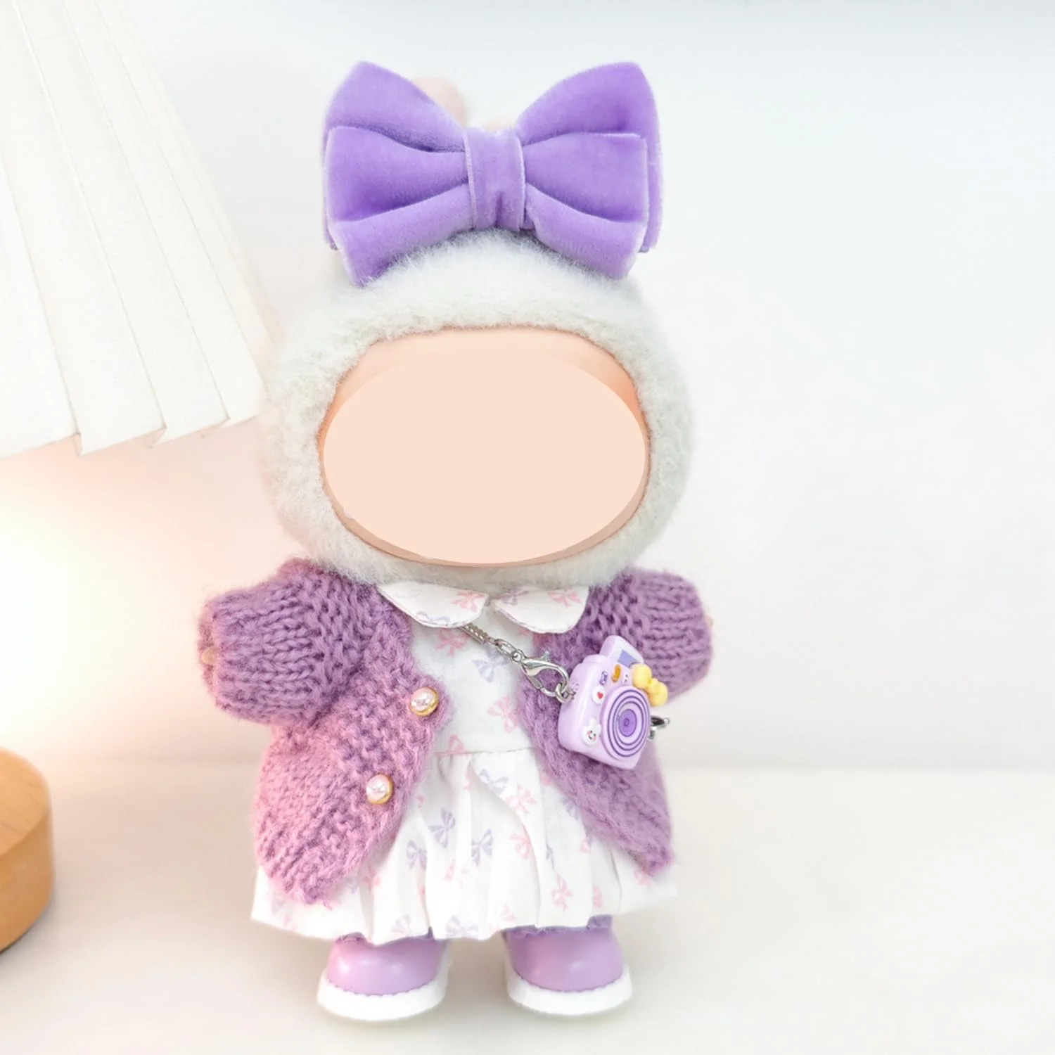 ست لباس 17 سانتی متری (بدون عروسک)، ژاکت کشباف پشمی بنفش + لوازم جانبی مو پاپیونی + لباس سفید + دوربین + کفش برای لباس پوشیدن و نمایش عروسک ها