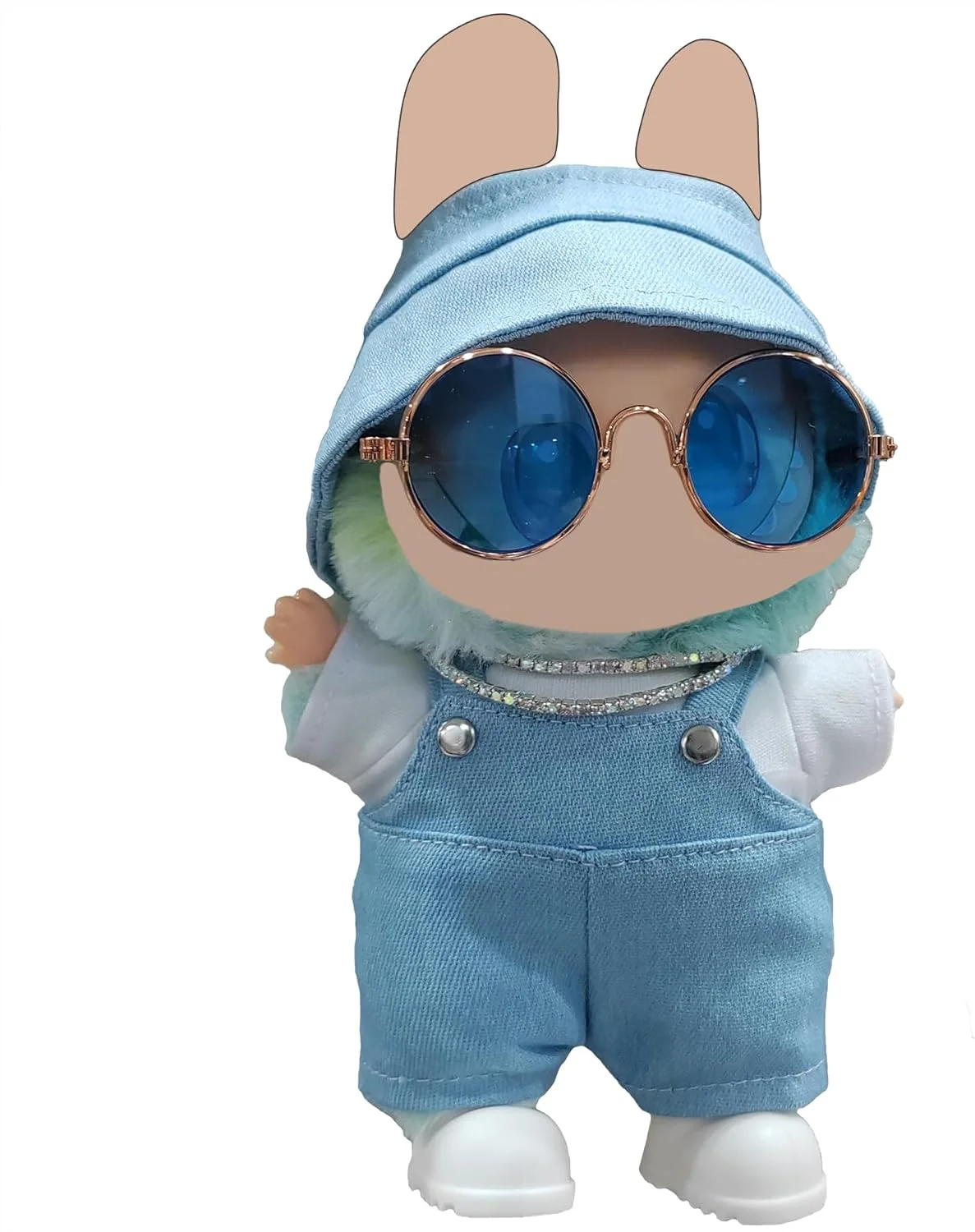ست لباس عروسک 7 تکه آبی-سفید طراحی شده برای عروسک های 15-17 سانتی متری، شامل سرهمی جین آبی، کلاه، عینک آفتابی، تی شرت، گردنبند و کفش - ترکیبی عالی از سبک قدیمی و لوکس در یک استایل تازه
