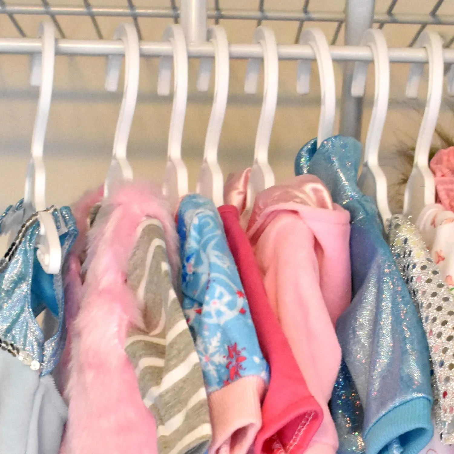 چوب لباسی لباس عروسک سوفیا بای تیمسون کیدز، سفید، مجموعه 10 عددی چوب لباسی پلاستیکی لباس عروسک، لوازم جانبی عروسک برای عروسک های 16-18 اینچی