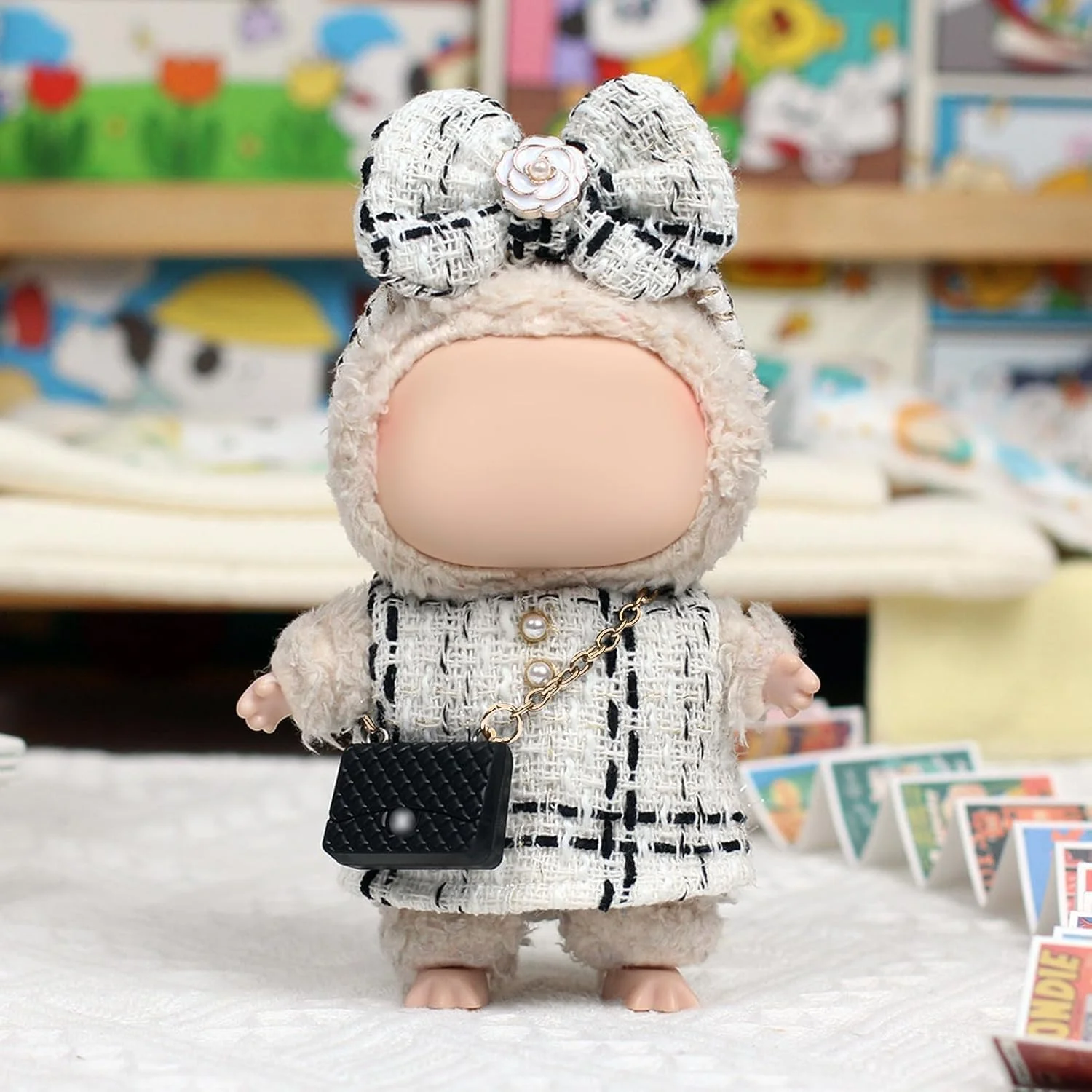 لباس - ست شیک چهارخانه کلاسیک برای عروسک 17 سانتی متری Lbubu، شامل یک پیراهن چهارخانه سفید و مشکی، پاپیون سر و کیف مینی مشکی شیک - عروسک شامل نمی شود (سفید)