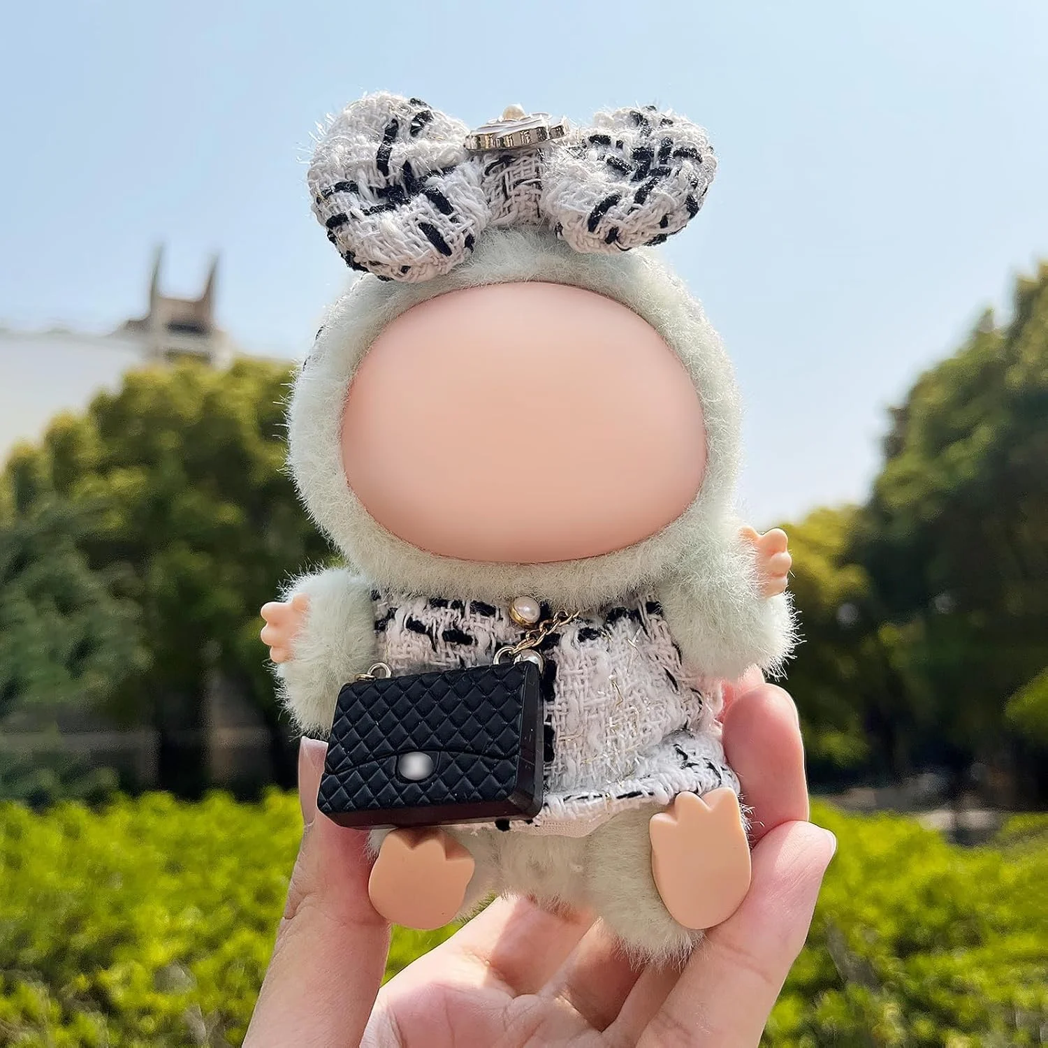 لباس - ست شیک چهارخانه کلاسیک برای عروسک 17 سانتی متری Lbubu، شامل یک پیراهن چهارخانه سفید و مشکی، پاپیون سر و کیف مینی مشکی شیک - عروسک شامل نمی شود (سفید)