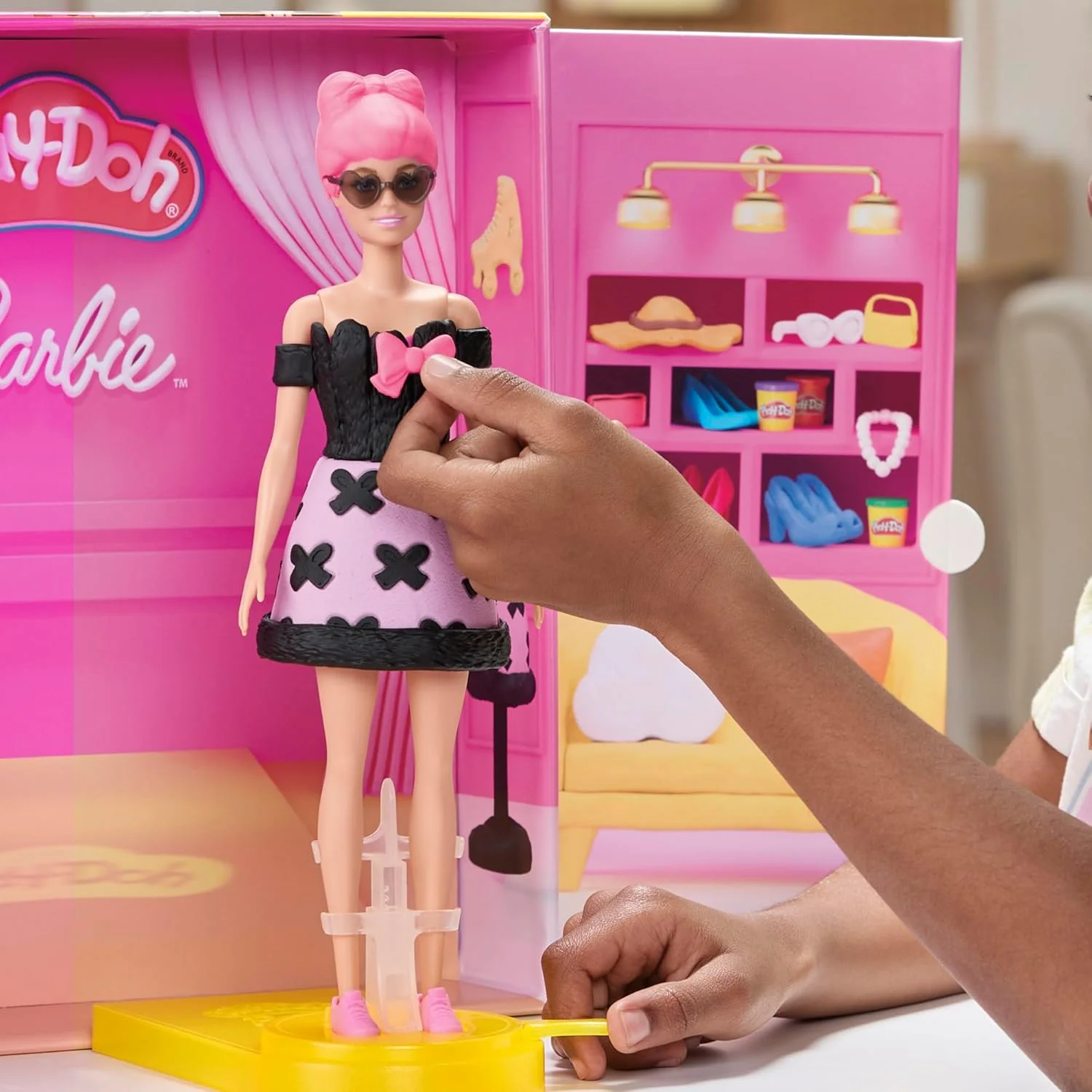 ست نمایش مد طراح باربی Play-Doh، ساخت لباس عروسک با 21 لوازم جانبی مد و خمیر بازی، هنر و کاردستی کودکان برای دختران و پسران 5 سال به بالا ست نمایش مد طراح باربی Play-Doh، ساخت لباس عروسک با 21 لوازم جانبی مد و خمیر بازی، هنر و کاردستی کودکان برای دختران و پسران 5 سال به بالا