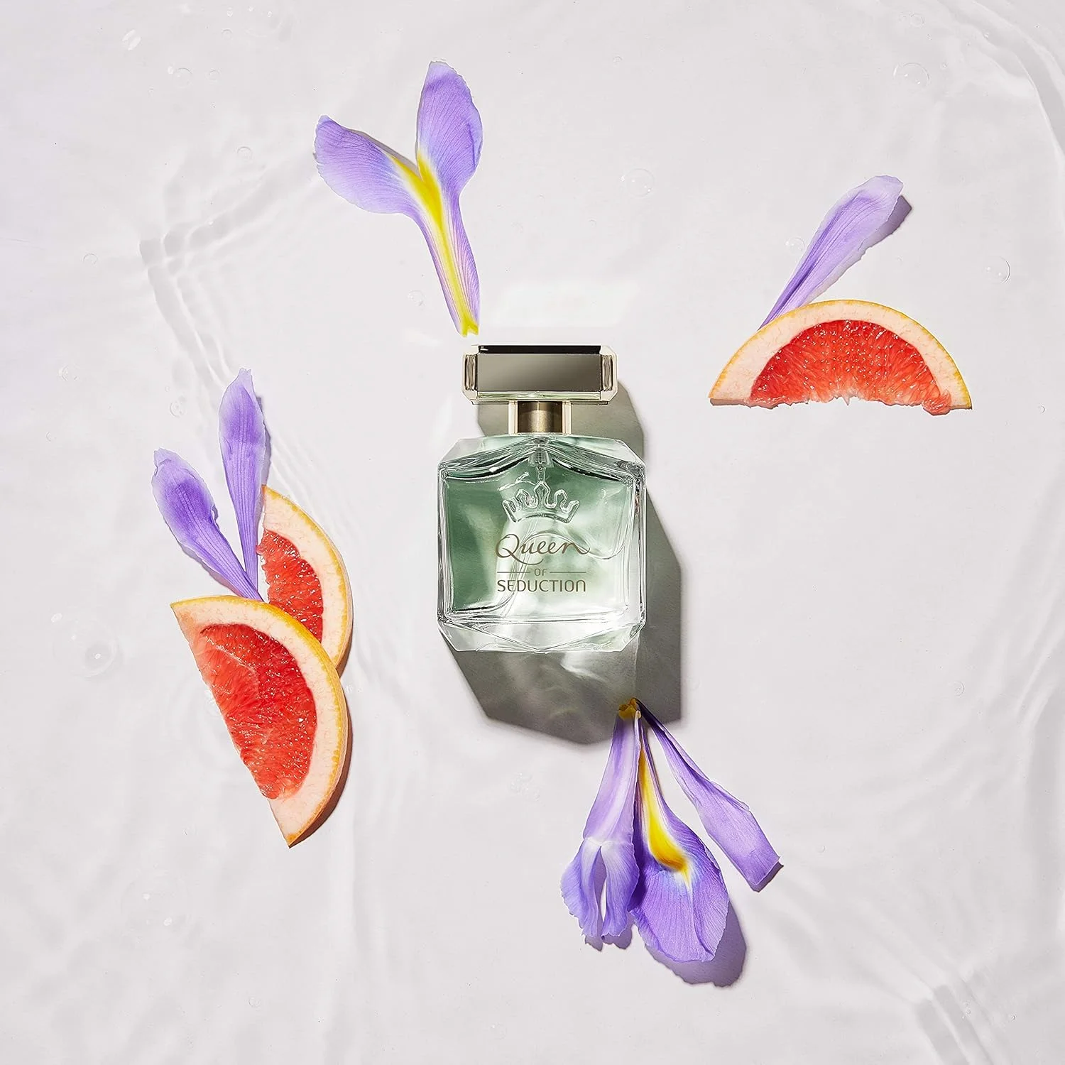 عطر زنانه آنتونیو باندراس - Queen Of Seduction - ادو تویلت زنانه - ماندگاری طولانی - رایحه ای رمانتیک و جذاب - گلی با نت های دریایی - ایده آل برای استفاده روزانه - 50 میلی لیتر