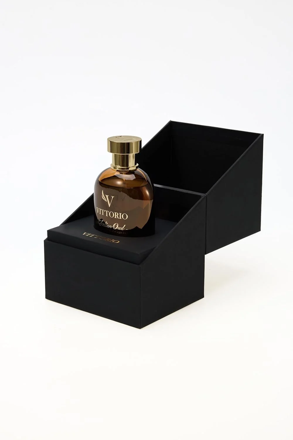 عطر ادکلن ویكتوريو سلطان عود унисекс، رایحه عود تند و عمیق الهام گرفته از لوکس عربی، عطر ماندگار برای حضور قوی و لباس شب، 100 میلی لیتر