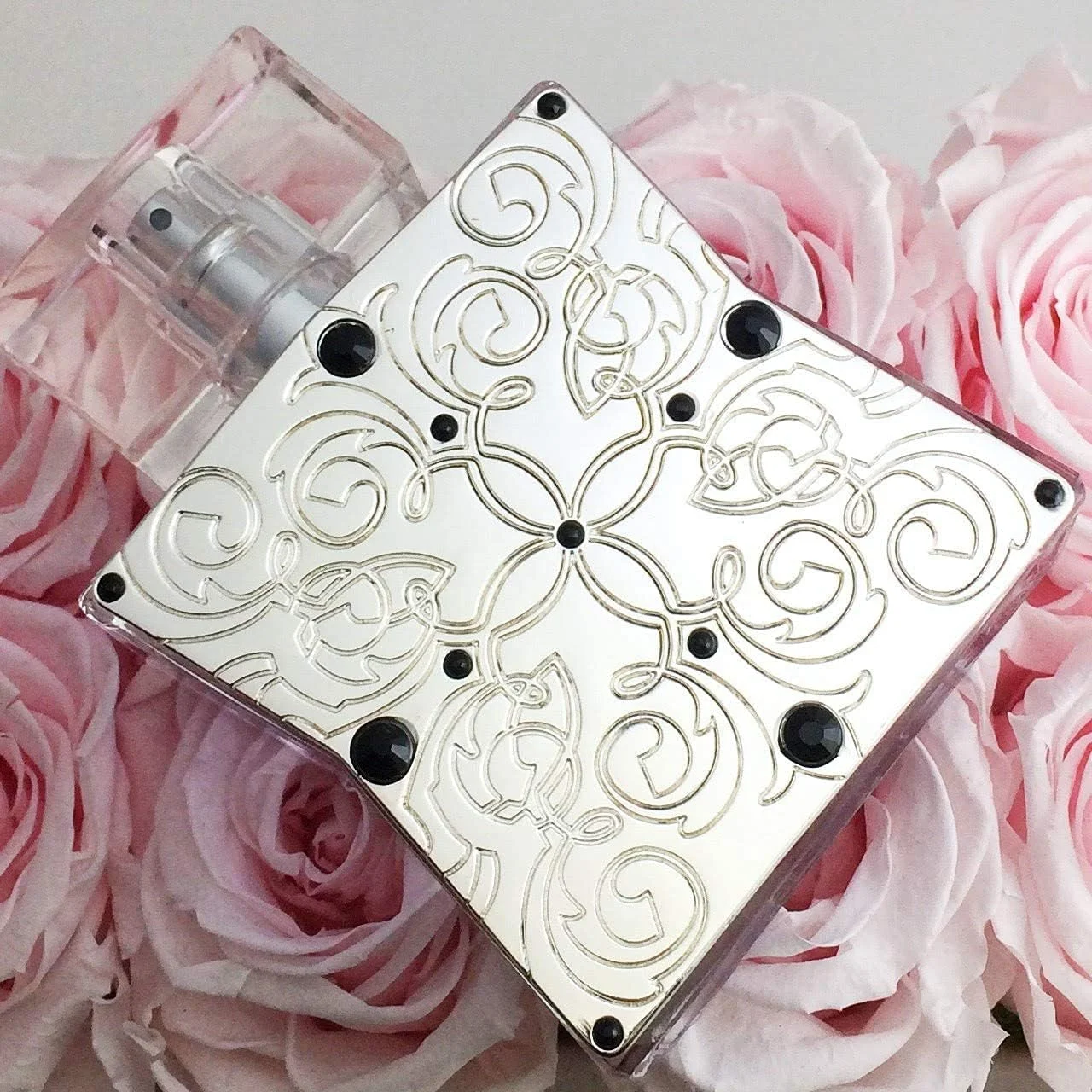 ادو پرفیوم زنانه Tru Fragrance Beauty Lace Noir از Western، عطرهای زنانه - عطر میوه ای و گلی با رایحه های توت های وحشی، یاس، گاردنیا و مرکبات - 50 میلی لیتر ادو پرفیوم زنانه Tru Fragrance Beauty Lace Noir از Western، عطرهای زنانه - عطر میوه ای و گلی با رایحه های توت های وحشی، یاس، گاردنیا و مرکبات - 50 میلی لیتر