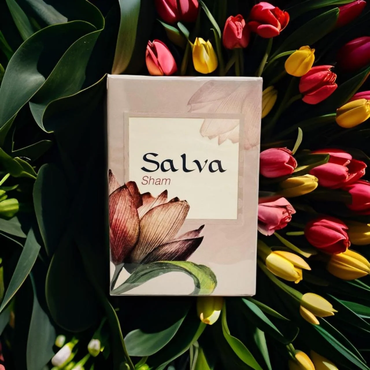 عطر سلوا شام 50 میلی لیتر - ترکیبی نفیس از چوب صندل، جوز هندی، مشک، اسطوخودوس، ترنج، نارنگی، وتیور و قهوه. ترکیبی فریبنده از تمایز و رمز و راز.