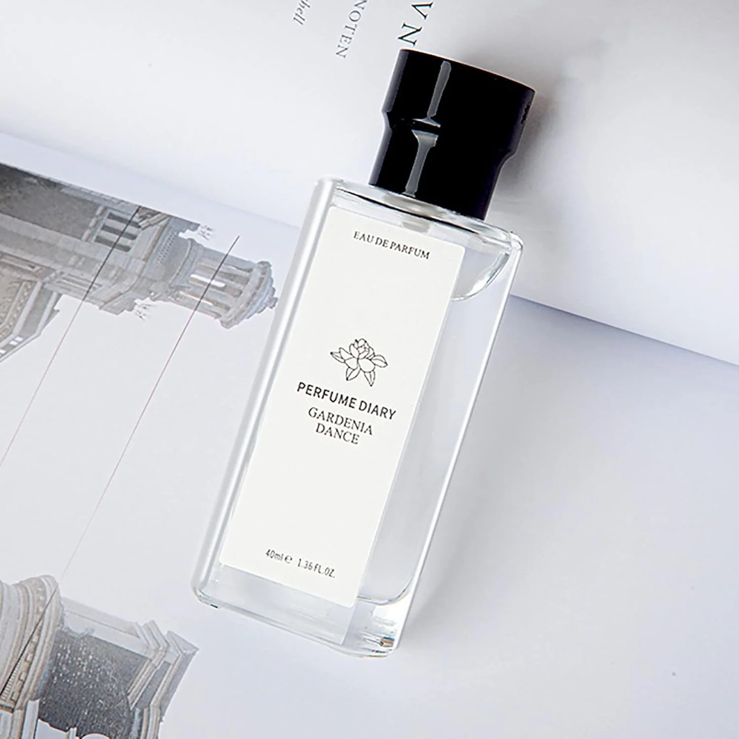 عطر زنانه، اسپری عطر زنانه، عطر زنانه با رایحه گلی، عطر نیلوفر آبی، با طراوت، غبار ریز، نفیس و ظریف