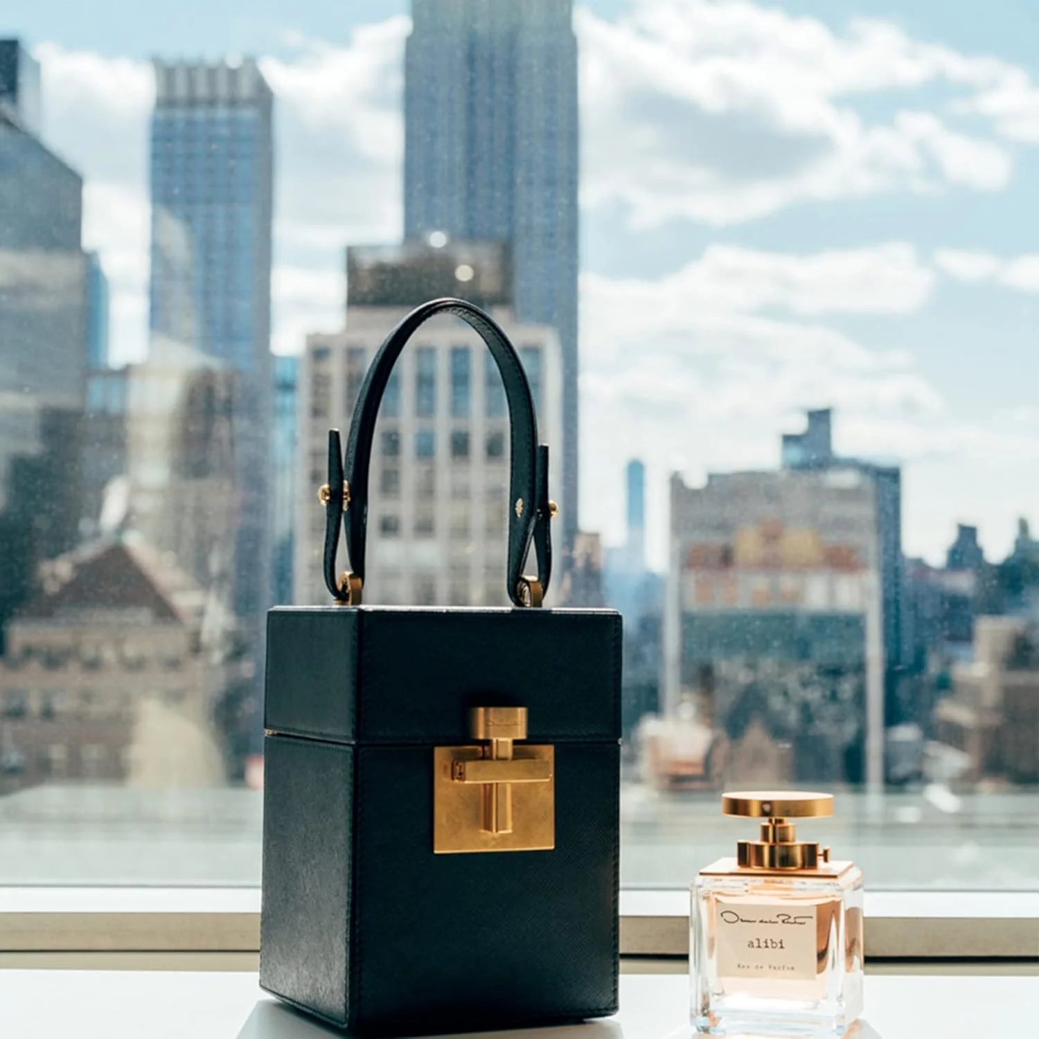 اسپری عطر زنانه ادو پرفیوم اسکار د لا رنتا Alibi