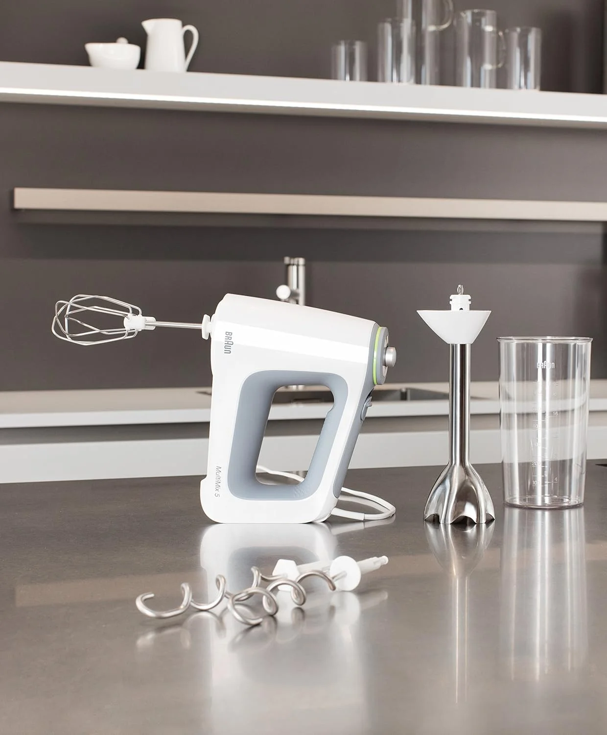 همزن دستی براون مدل MultiMix 5 HM 5107 با کنترل سرعت پیوسته، 750 وات، شامل همزن، خمیرزن، میله پوره ساز و فنجان مخلوط کن و اندازه گیری 600 میلی لیتری، سفید/خاکستری همزن دستی براون مدل MultiMix 5 HM 5107 با کنترل سرعت پیوسته، 750 وات، شامل همزن، خمیرزن، میله پوره ساز و فنجان مخلوط کن و اندازه گیری 600 میلی لیتری، سفید/خاکستری