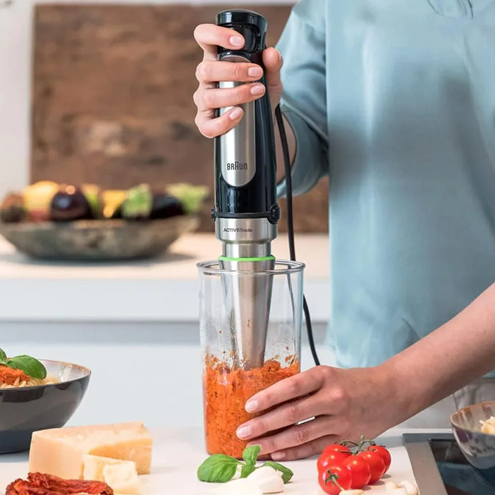 مخلوط کن دستی براون مدل MultiQuick 7 با توان 1000 وات به همراه ظرف 600 میلی لیتری بدون BPA، غذاساز 1.5 لیتری، خردکن 350 میلی لیتری، پوره ساز/له کن، همزن، فناوری Easy SmartSpeed، SplashControl و PowerBell Plus مدل MQ 7087X مشکی مخلوط کن دستی براون مدل MultiQuick 7 با توان 1000 وات به همراه ظرف 600 میلی لیتری بدون BPA، غذاساز 1.5 لیتری، خردکن 350 میلی لیتری، پوره ساز/له کن، همزن، فناوری Easy SmartSpeed، SplashControl و PowerBell Plus مدل MQ 7087X مشکی
