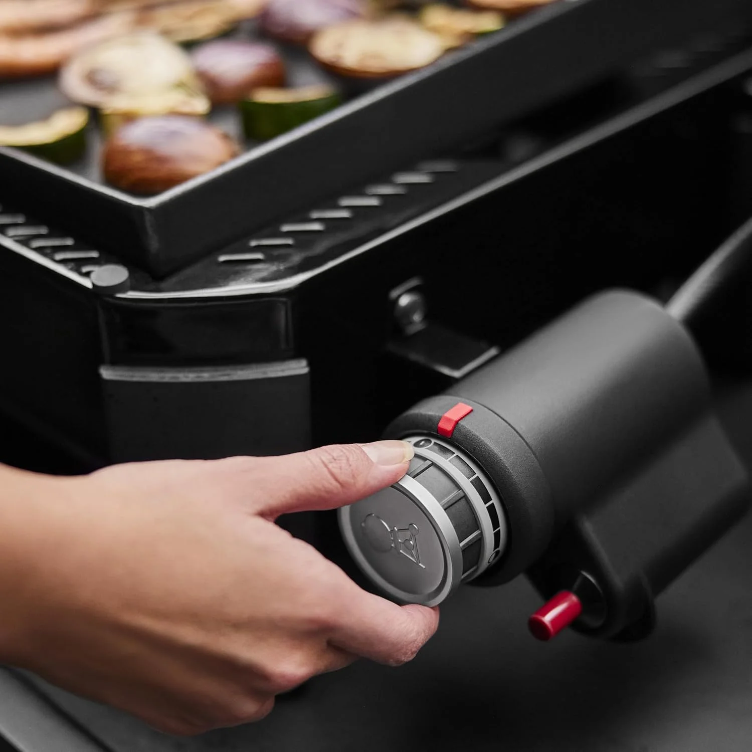 گریل گازی پلانچا Weber SLATE GP 43 Premium، با صفحه گریل 43 × 41 سانتیمتر، قابل حمل، حرارت یکنواخت، سطح گریل نچسب با روکش مینای چینی، پایههای قابل تنظیم ارتفاع - مشکی (1500231) گریل گازی پلانچا Weber SLATE GP 43 Premium، با صفحه گریل 43 × 41 سانتیمتر، قابل حمل، حرارت یکنواخت، سطح گریل نچسب با روکش مینای چینی، پایههای قابل تنظیم ارتفاع - مشکی (1500231)