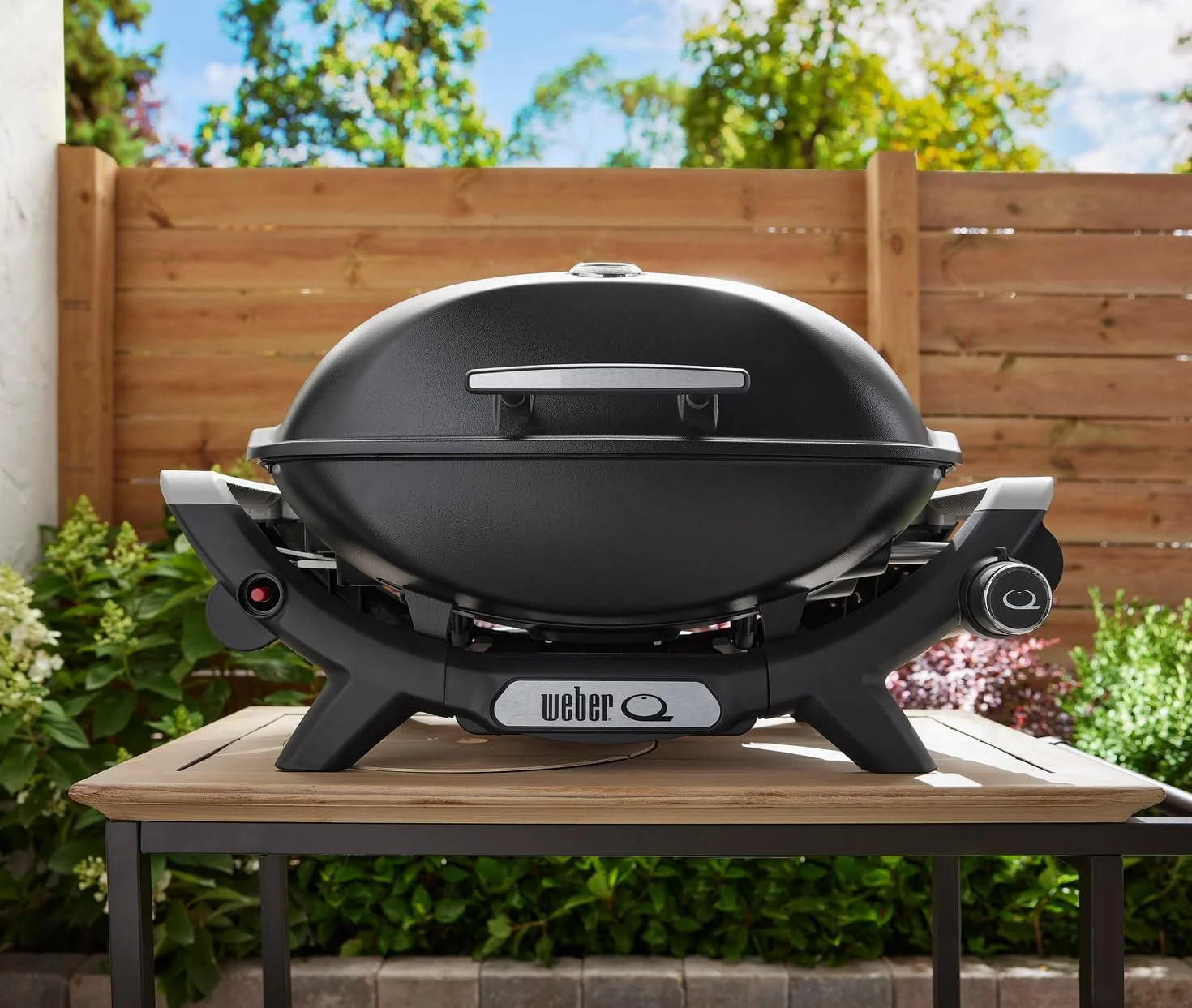 باربیکیو گازی Weber Q2100N، با مساحت گریل 53 در 38 سانتی متر، باربیکیو قابل حمل، 1 مشعل، درب بلند، گریل چدنی روکش شده با مینای چینی دو تکه - مشکی (1501088) باربیکیو گازی Weber Q2100N، با مساحت گریل 53 در 38 سانتی متر، باربیکیو قابل حمل، 1 مشعل، درب بلند، گریل چدنی روکش شده با مینای چینی دو تکه - مشکی (1501088)