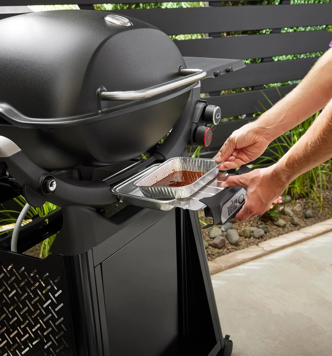 باربیکیو گازی Weber Q2100N، با مساحت گریل 53 در 38 سانتی متر، باربیکیو قابل حمل، 1 مشعل، درب بلند، گریل چدنی روکش شده با مینای چینی دو تکه - مشکی (1501088) باربیکیو گازی Weber Q2100N، با مساحت گریل 53 در 38 سانتی متر، باربیکیو قابل حمل، 1 مشعل، درب بلند، گریل چدنی روکش شده با مینای چینی دو تکه - مشکی (1501088)