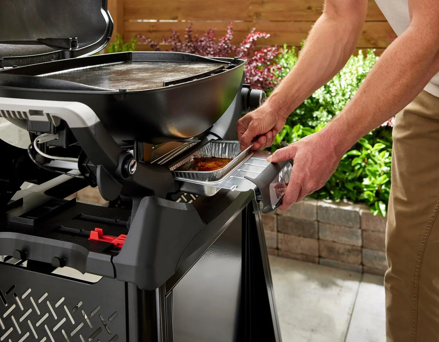 باربیکیو گازی Weber Q2100N، با مساحت گریل 53 در 38 سانتی متر، باربیکیو قابل حمل، 1 مشعل، درب بلند، گریل چدنی روکش شده با مینای چینی دو تکه - مشکی (1501088) باربیکیو گازی Weber Q2100N، با مساحت گریل 53 در 38 سانتی متر، باربیکیو قابل حمل، 1 مشعل، درب بلند، گریل چدنی روکش شده با مینای چینی دو تکه - مشکی (1501088)