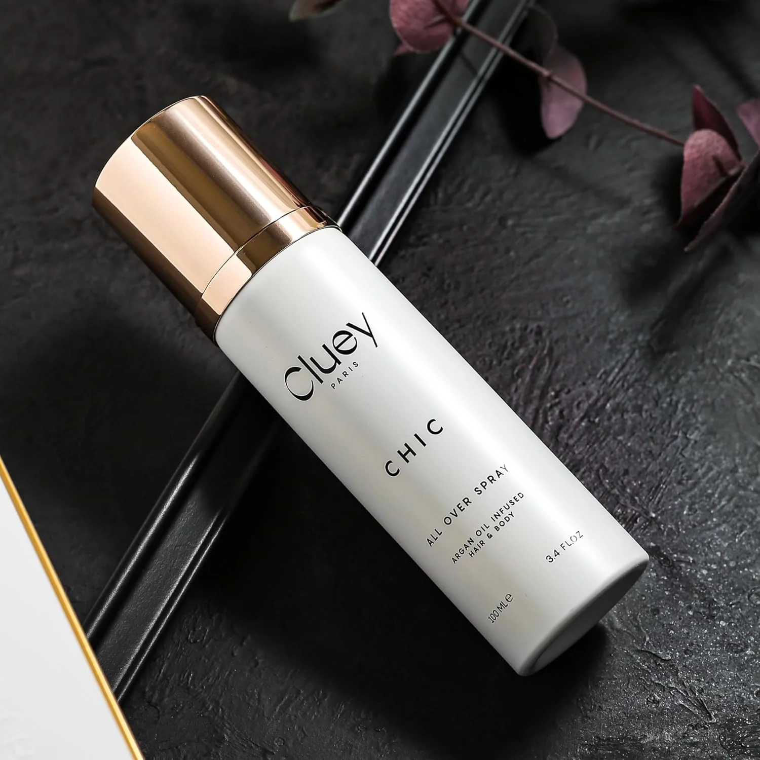 اسپری عطر مو و بدن Cluey CHIC حجم 100 میلی لیتر، غنی شده با روغن آرگان، اسپری کامل برای زنان و مردان با رایحه دودی نعناع هندی ترکیب شده با آکورد کهربا.